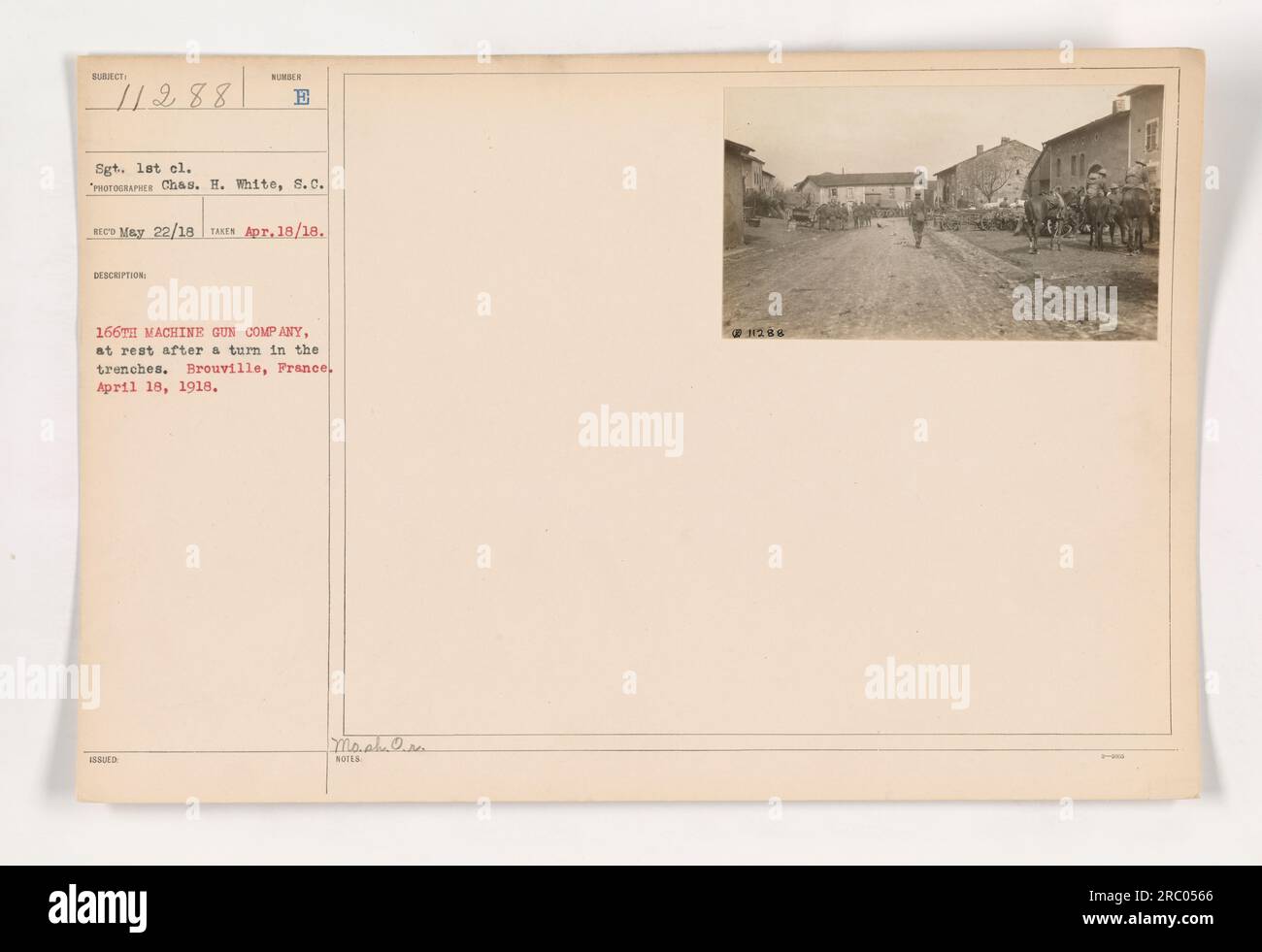 Sergent. 1e él. 'PHOTOGRAPHE Chas. H. White, 8,0. RECO 22/18 mai 18 avril 18. L'image montre des soldats de la 166e compagnie de mitrailleuses au repos après avoir servi dans les tranchées, à Brouville, en France. Capturé le 18 avril 1918. Mashara 11286'. Banque D'Images