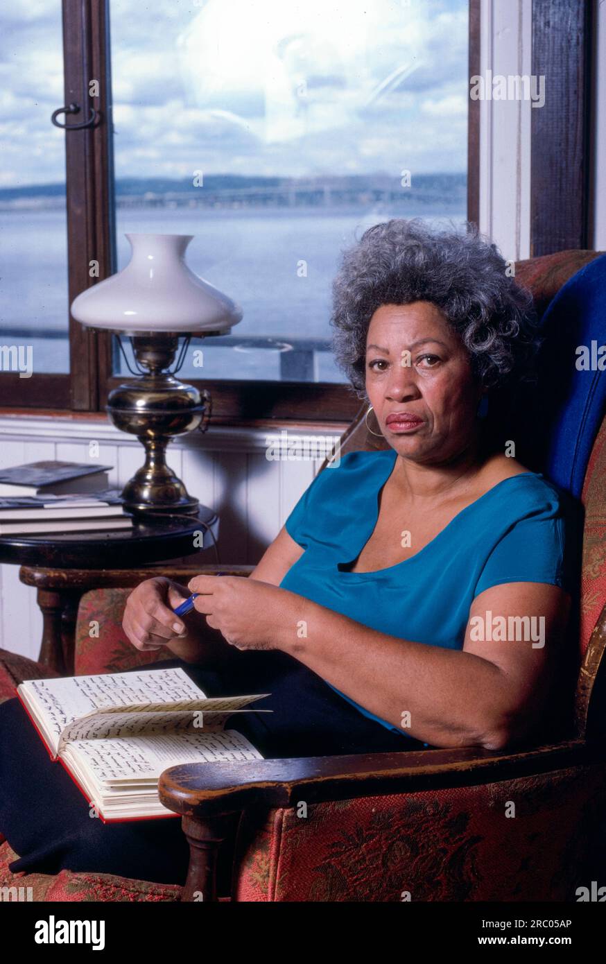 Pulitzer et l'auteure lauréate du prix Nobel Toni Morrison dans sa maison de l'État de New York en 1980. Photographie de Bernard Gotfryd Banque D'Images