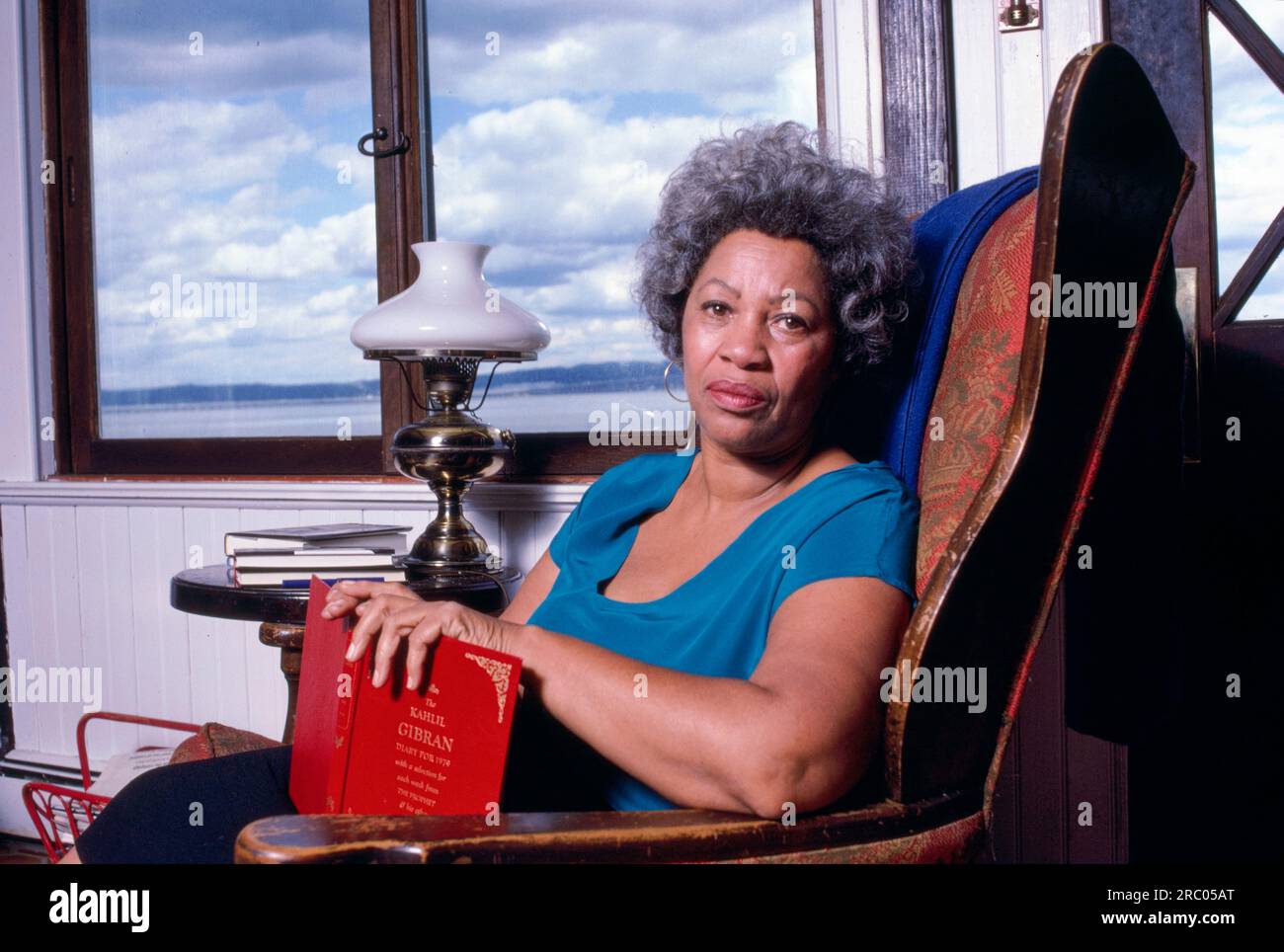 Pulitzer et l'auteure lauréate du prix Nobel Toni Morrison dans sa maison de l'État de New York en 1980. Photographie de Bernard Gotfryd Banque D'Images