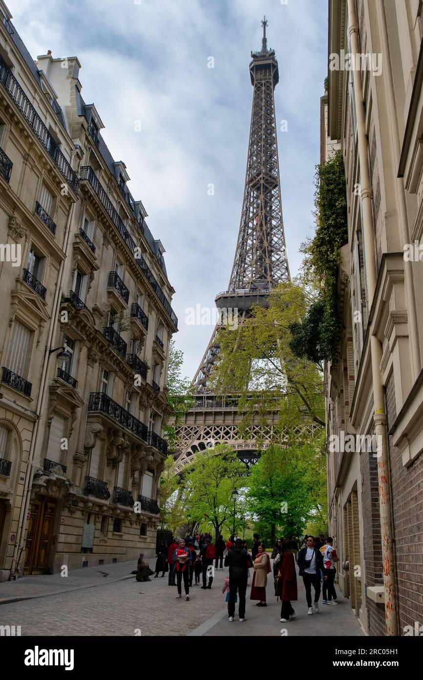 Rue confortable avec vue sur Paris Tour Eiffel à Paris, France. La Tour Eiffel est l'un des plus emblématiques monuments de Paris. Monument de l'architecture et Banque D'Images
