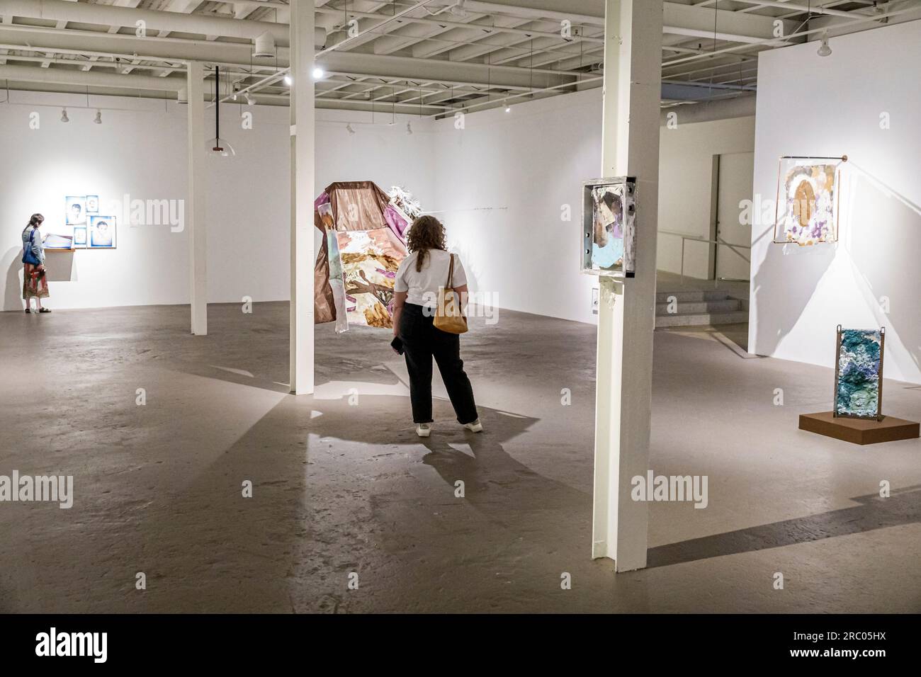 Atlanta Géorgie, le Musée d'Art contemporain de Géorgie MOCA GA, intérieur intérieur à l'intérieur, femmes à la recherche Banque D'Images
