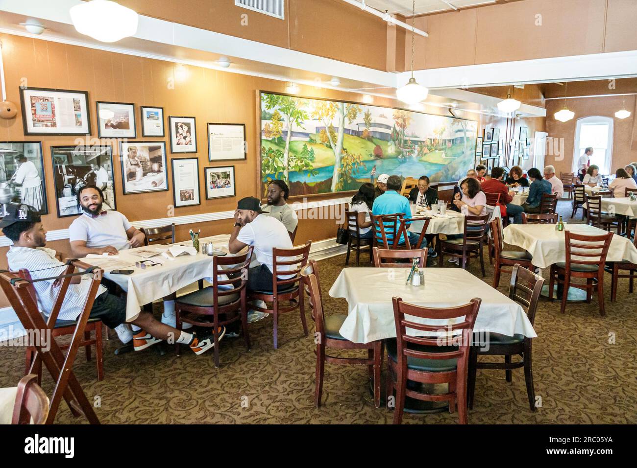 Atlanta Géorgie, restaurant Mary Mac's Tea Room, intérieur intérieur intérieur, tables à manger clients, familles afro-américaines noires amis de la famille, restaura Banque D'Images