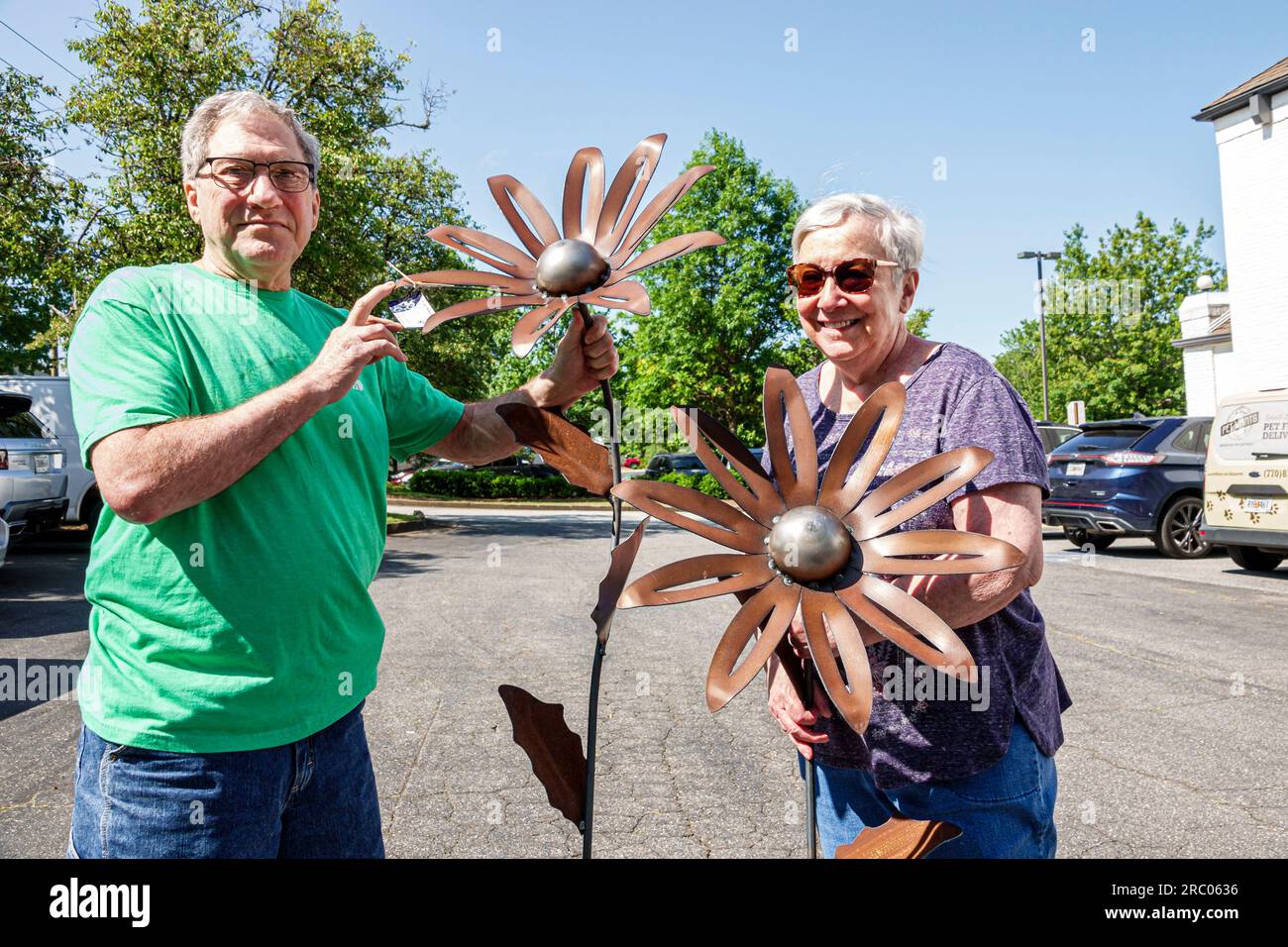 Alpharetta Atlanta Géorgie, Alpharetta Arts Streetfest, événement annuel du festival d'artisanat d'art, couple senior acheter des sculptures en métal Banque D'Images