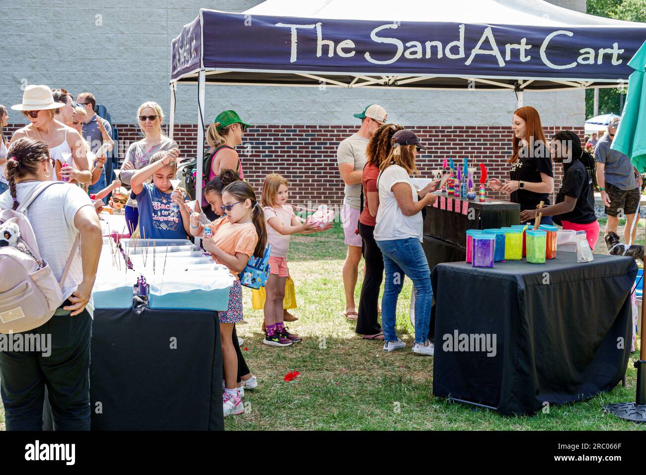 Alpharetta Atlanta Géorgie, Alpharetta Arts Streetfest, festival d'artisanat d'art annuel, activités de la zone des enfants et art sable, familles Banque D'Images