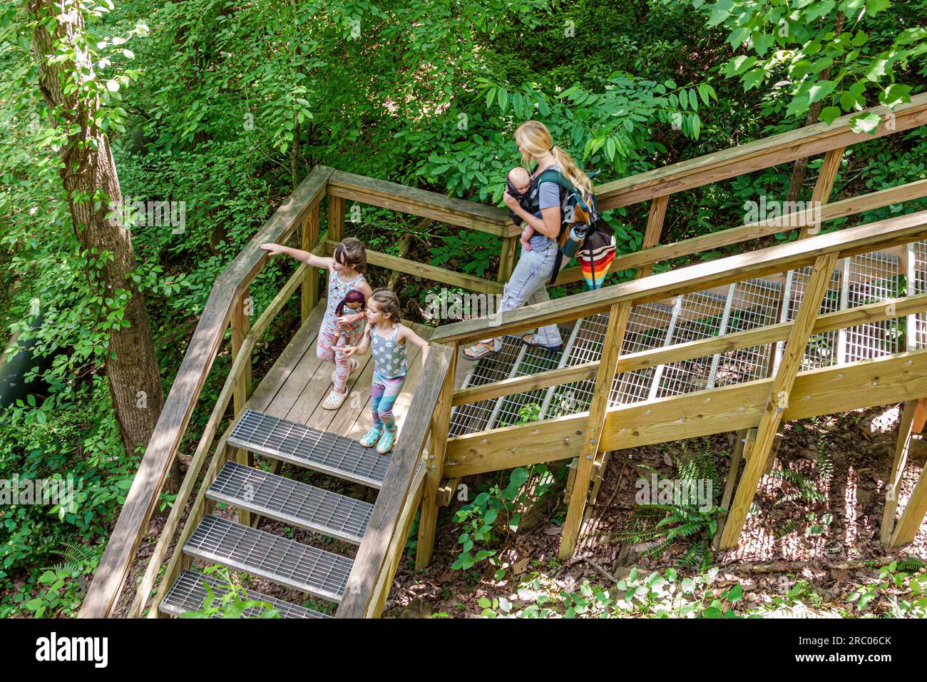 Roswell Atlanta Géorgie, Vickery Creek Old Mill Park, sentiers de randonnée, mère bébé filles filles sœurs, Chattahoochee River National Recreation sont Banque D'Images