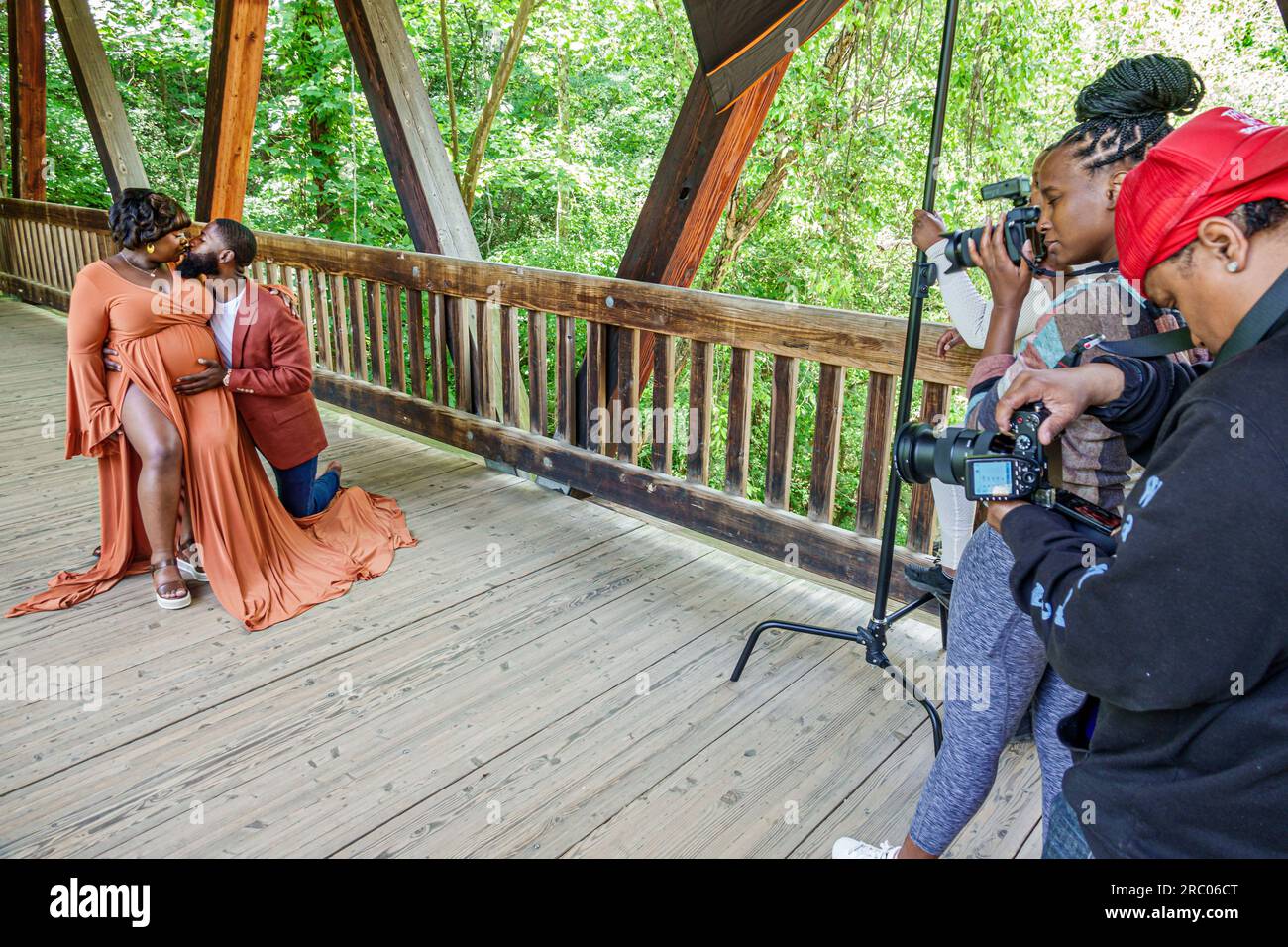 Roswell Atlanta Géorgie, Vickery Creek Old Mill Park, photographes de couple de photo de mariage, Noir afro-américain homme femme Banque D'Images