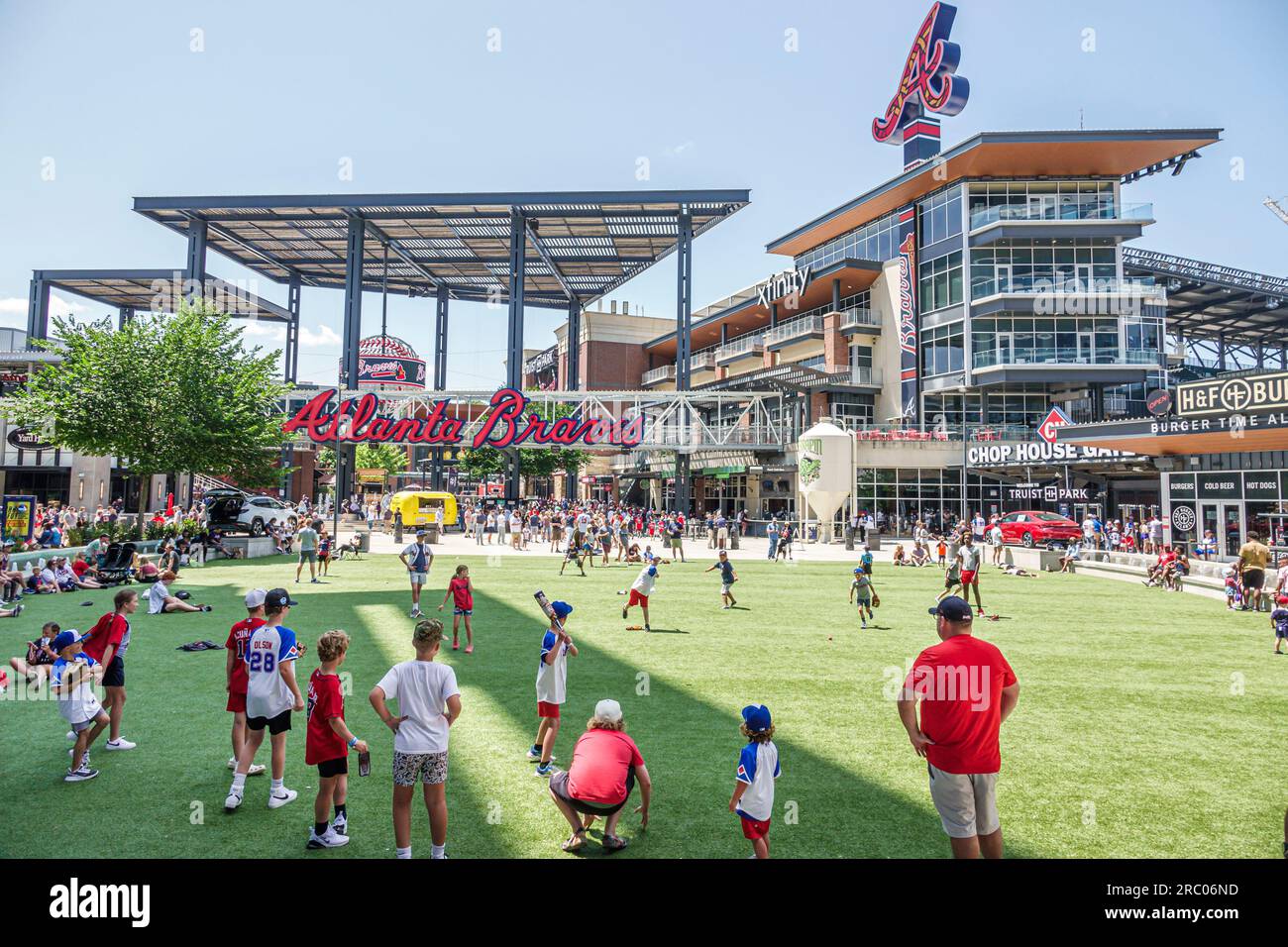 Atlanta Géorgie, le Battery Atlanta Truist Park stade, développement mixte de l'équipe de baseball Braves domicile, garçons jouant Banque D'Images