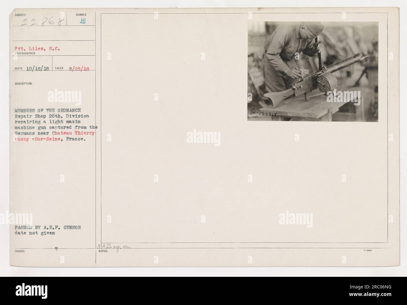 Des membres de l'Ordnance Repair Shop de la 26e division sont vus sur la photo en train de réparer une mitrailleuse légère Maxim. Le canon a été capturé par les Allemands près de Château Thierry Mussy-sur-Seine, France. La photographie a été prise le 25 août 1918 par le soldat Liles, S.C. et a été approuvée par le censeur de l'A.E.F. Banque D'Images