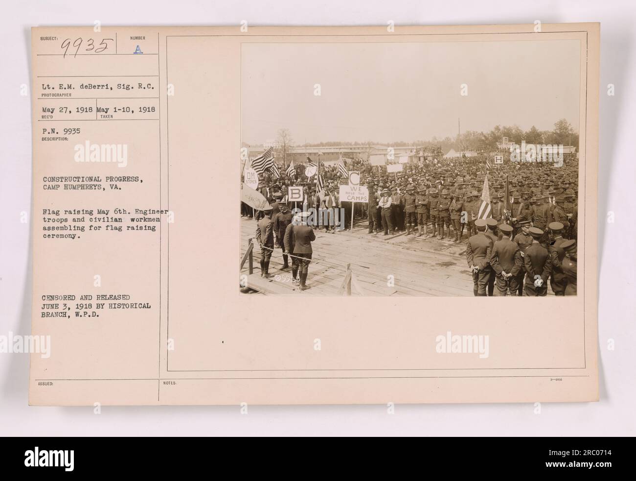 Les troupes du génie et les ouvriers civils au camp Humphreys, en Virginie, se réunissent pour une cérémonie de levée de drapeau le 6 mai 1918. Cette photo montre les progrès de la construction du camp pendant la première Guerre mondiale Il a été capturé par le lieutenant E.M. deBerri et libéré par la branche historique, W.P.D. le 3 juin 1918. Banque D'Images