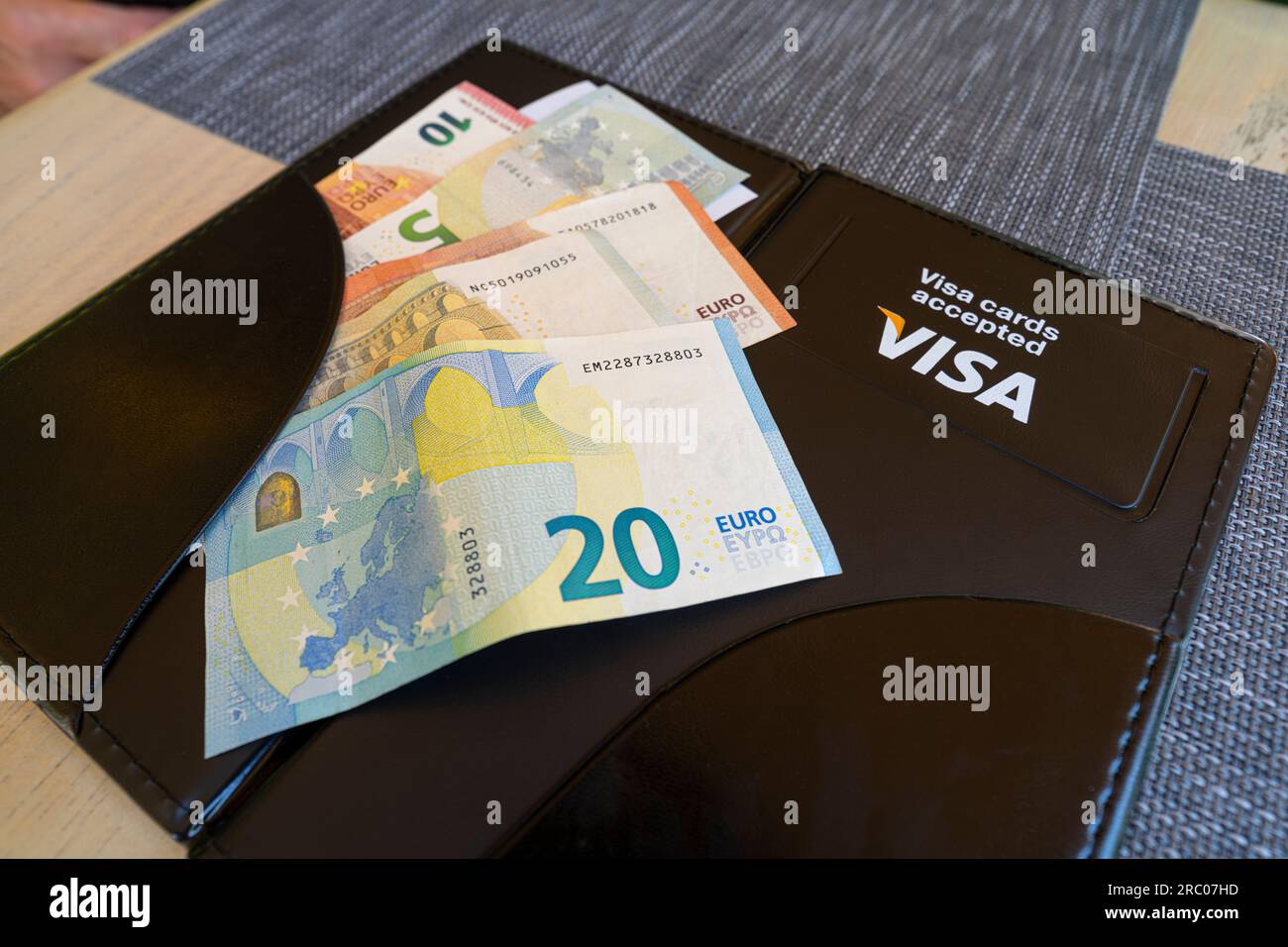 Fianona, Croatie. 10 juillet 2023. Un dossier de billets de restaurant de marque Visa sur la table Banque D'Images