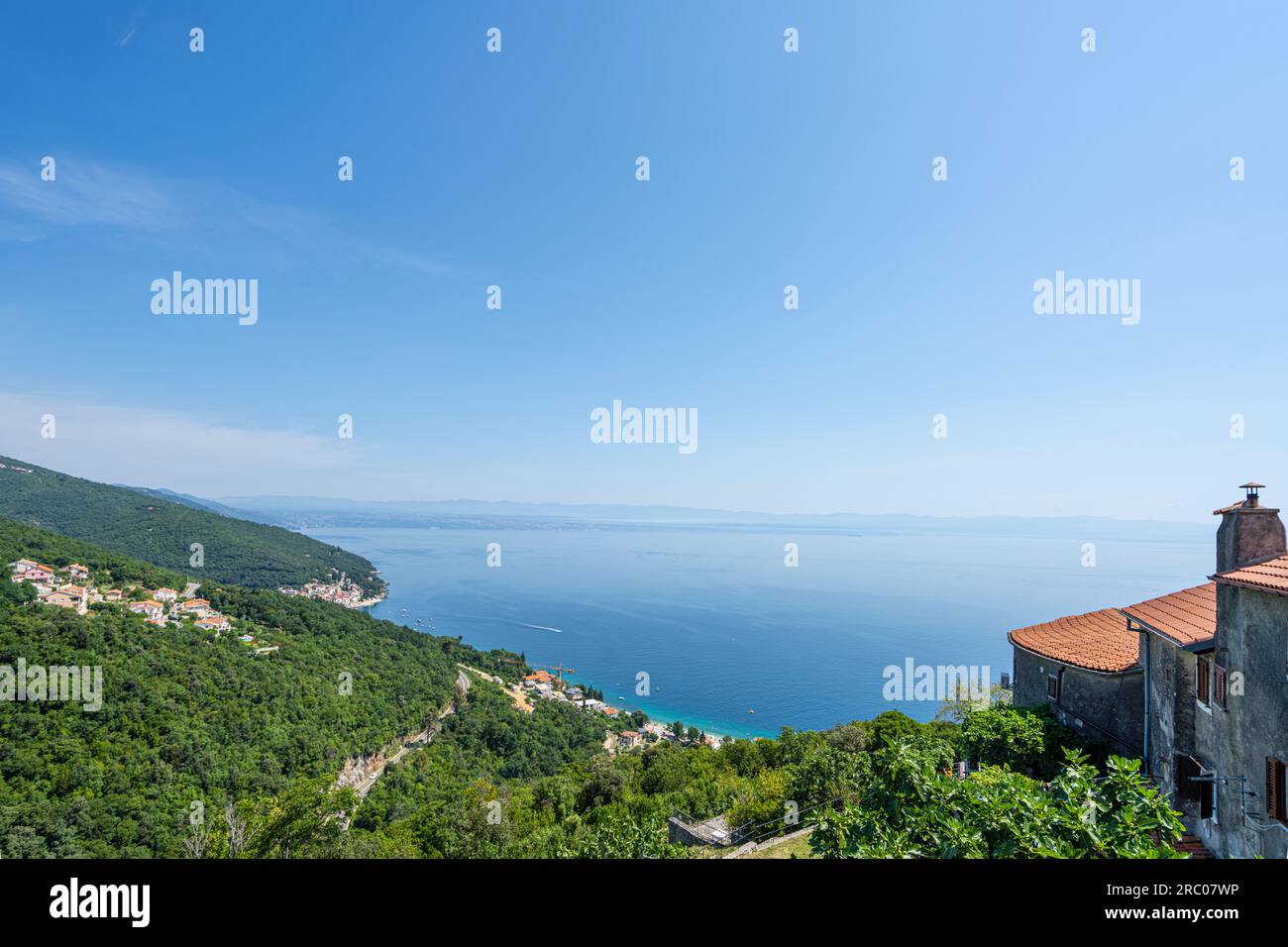 Moscenice, Croatie. 10 juillet 2023. Vue panoramique sur la côte depuis le village Banque D'Images