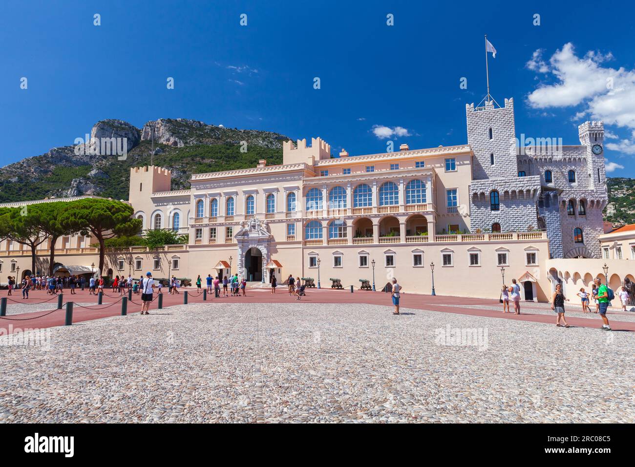 Monte Carlo, Monaco - 15 août 2018 : le Palais Prince de Monaco à Monaco-ville, les touristes marchent dans la rue Banque D'Images