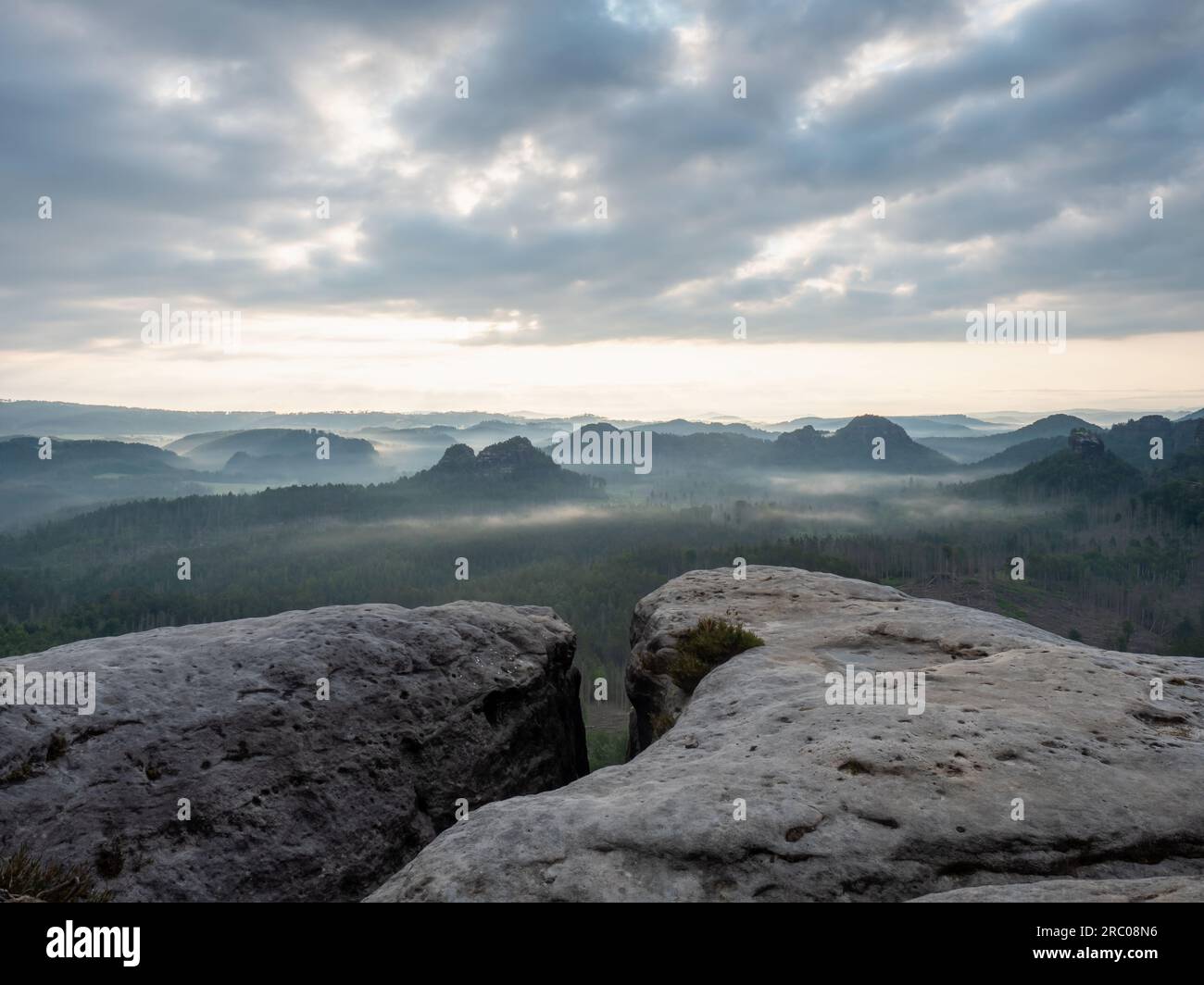 Kleiner Winterberg vue rocheuse avant le lever du soleil. Falaise de grès fissurée au-dessus de la vallée profonde en Suisse saxonne, paysage brumeux, Allemagne Banque D'Images