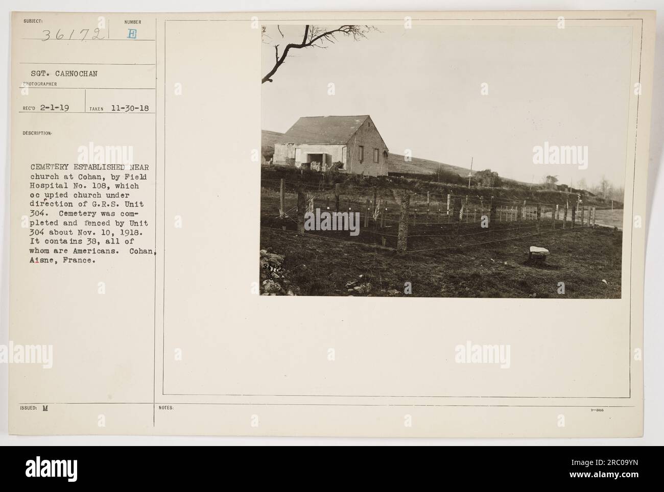 Capture d'image cimetière établi près d'une église à Cohan, Aisne, France pendant la première Guerre mondiale L'hôpital de campagne n° 108 occupa l'église sous la direction de G.R.S. Unité 304. Le cimetière a été achevé et clôturé par l'unité 304 vers le 10 novembre 1918, et contient 38 soldats américains. Banque D'Images
