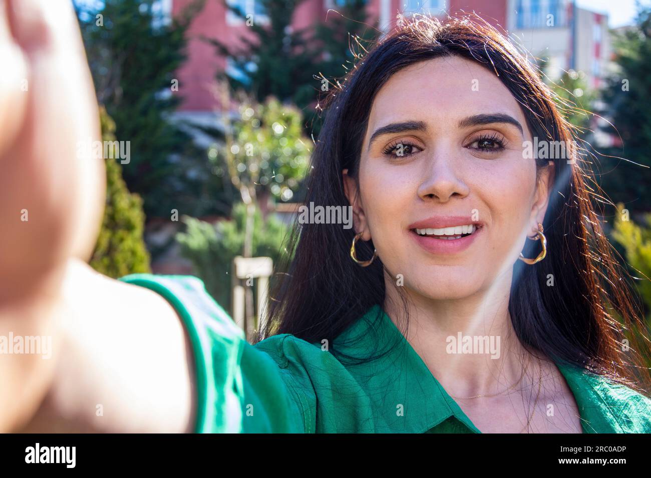 Belle femme souriant tout en prenant selfie Banque D'Images