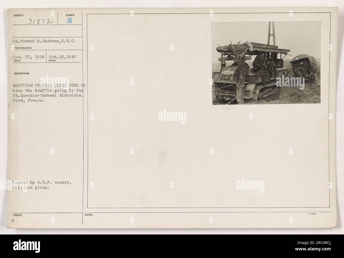 Le personnel militaire américain utilise un tracteur pour maintenir la circulation dans le St. Quartiers de Quentin-Cambrai dans le Nord, France pendant la première Guerre mondiale. Cette photographie, prise par le lieutenant Edward N. Jackson, S.R.C., a été reçue le 19 octobre 1918 et décrit l'image numéro B de la série. Il a été adopté par le censeur de l'A.E.P., la date n'étant pas fournie. Banque D'Images