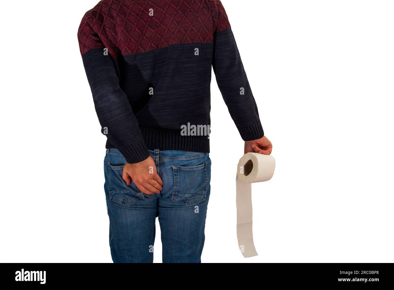 Homme souffrant de douleurs hémorroïdes tenant sa hanche avec du papier toilette dans une main sur fond blanc Banque D'Images