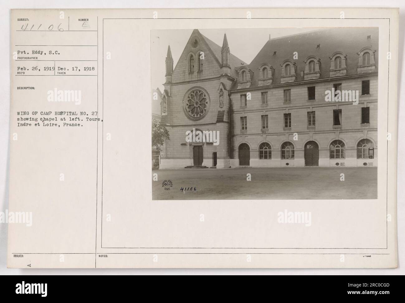 Hôpital du camp n°27 situé à Tours, Indre et Loire, France. La photographie montre la chapelle à gauche. Prise par le soldat Eddy le 26 février 1919. Cette image fait partie de la collection des activités militaires américaines pendant la première Guerre mondiale. L'image est numérotée 111-SC-41106 et reçue le 17 décembre 1918. Banque D'Images