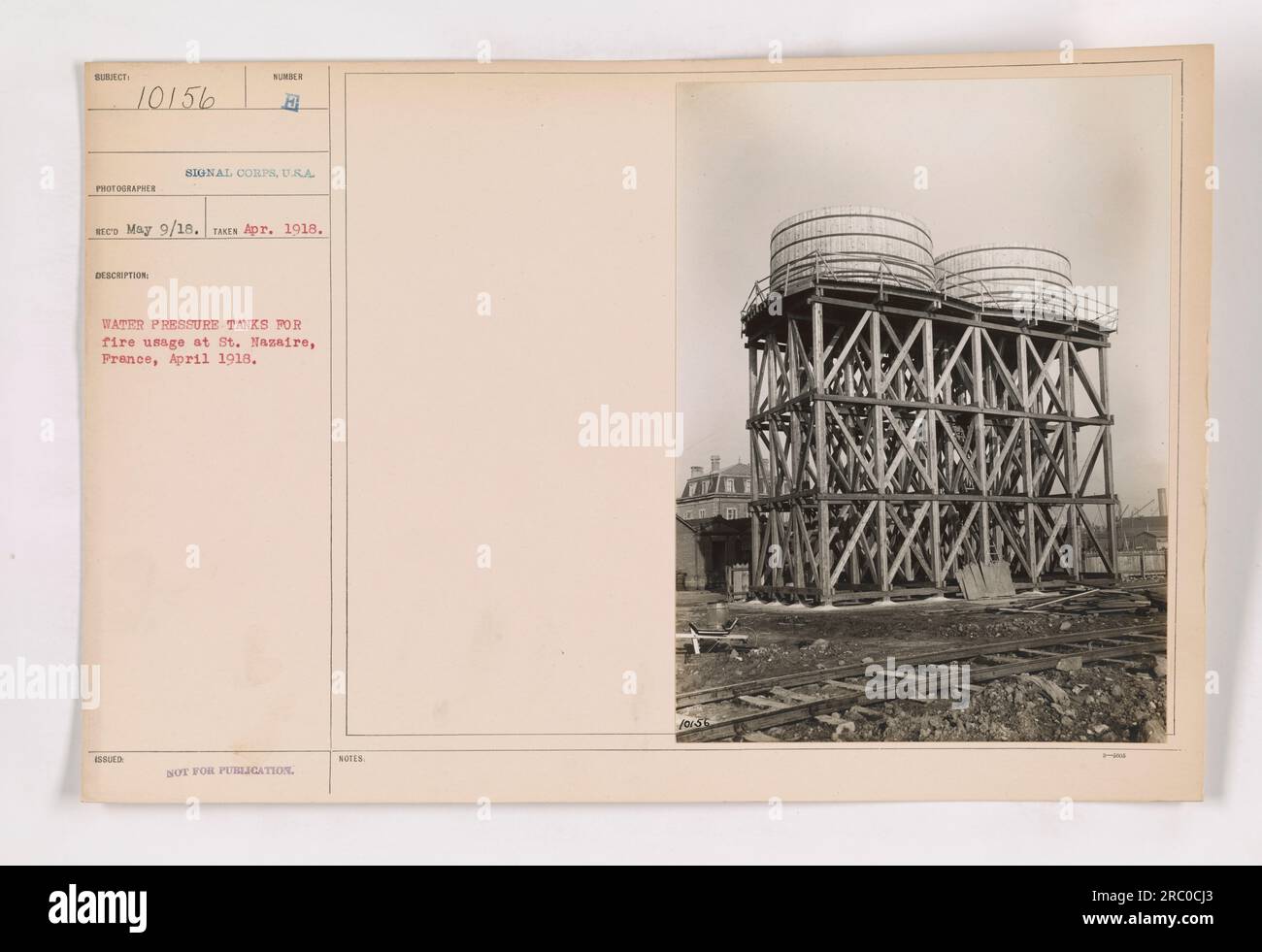 Réservoirs d'eau sous pression installés à des fins de lutte contre les incendies à St. Nazaire, France. Cette photographie, numérotée 111-SC-10156 et prise en avril 1918 par Ninger B, montre les chars et fait partie d'une collection documentant les activités militaires américaines pendant la première Guerre mondiale. Les réservoirs n'étaient pas destinés à la publication. Banque D'Images