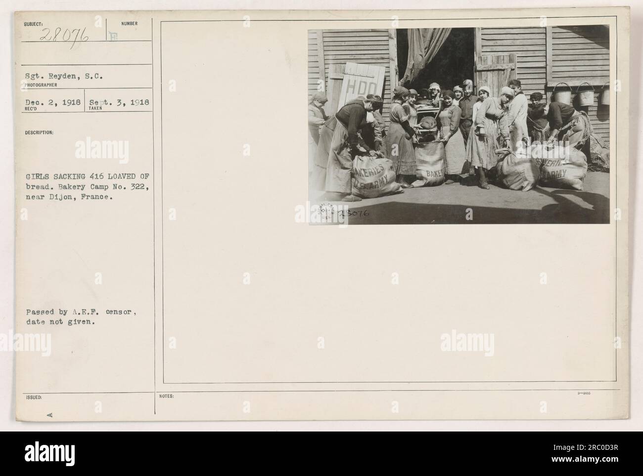 Un groupe de soldats est montré sur la photographie au camp de boulangerie n ° 322, près de Dijon, en France pendant la première Guerre mondiale. Les soldats, y compris le sergent Reyden, participent au système de mise à sac de 416 miches de pain pour distribution. L'image a été prise le 3 septembre 1918 par un photographe nommé S.C. Reyden, et il a été approuvé et adopté par le censeur de l'A.E.P. Les efforts des soldats dans le cadre des opérations de boulangerie de l'armée ont été cruciaux pour fournir de la nourriture pendant la guerre. Banque D'Images