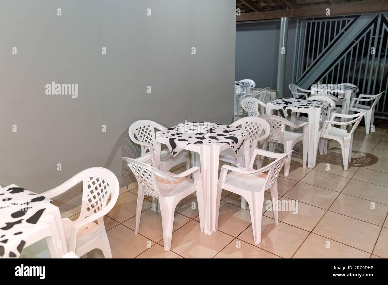 tables et chaises en plastique pvc polychlorure de vinyle pour événements Banque D'Images