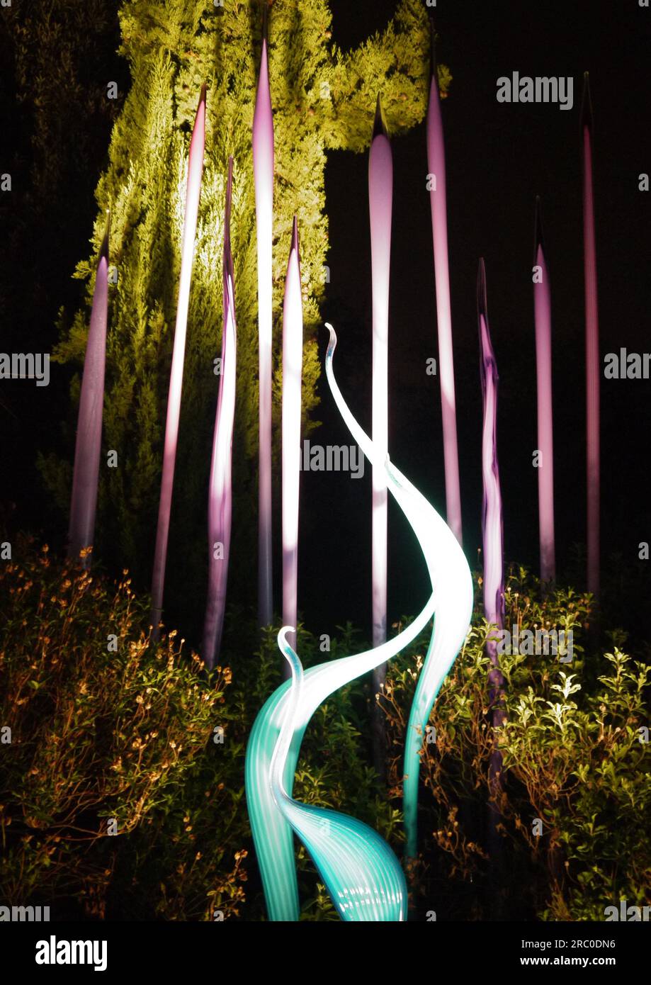 Roseaux néodyme et marlins Turquoise de Dale Chihuly, illuminés dans le cadre de l’exposition Chihuly Nights au Kew Gardens, le 4 octobre 2019 Banque D'Images