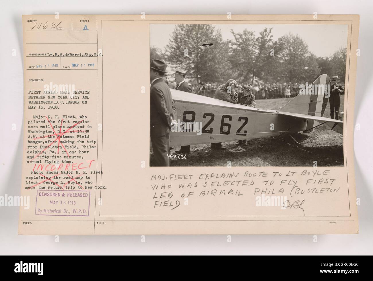 15 mai 1918 : Major R.H. Fleet explique la route au lieutenant George L. Boyle alors qu'ils se préparent pour le premier service de courrier aérien entre New York et Washington, DC. Le Major Fleet venait de terminer le voyage de Bustleton Field à Philadelphie en une heure cinquante-cinq minutes de vol. Photo historique de Lt. B.M. deBerri, SIG.R.C. Banque D'Images