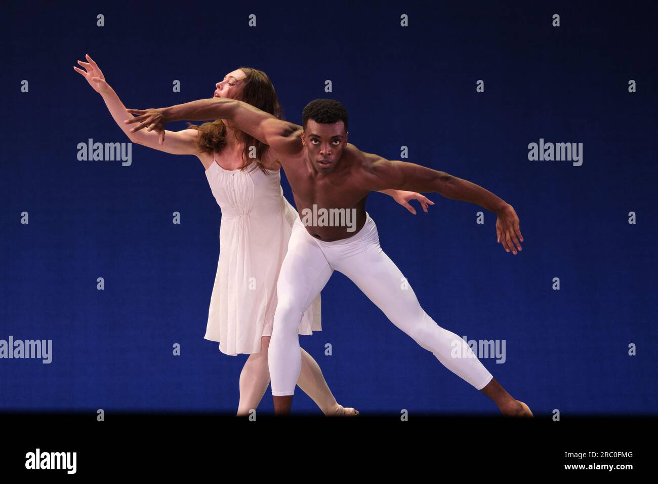 Les danseurs de la Compagnie nationale de danse (CND) se produisent lors de la présentation du spectacle 'AMÉRICA' au théâtre Zarzuela à Madrid le 11 juillet 2023 S. Banque D'Images