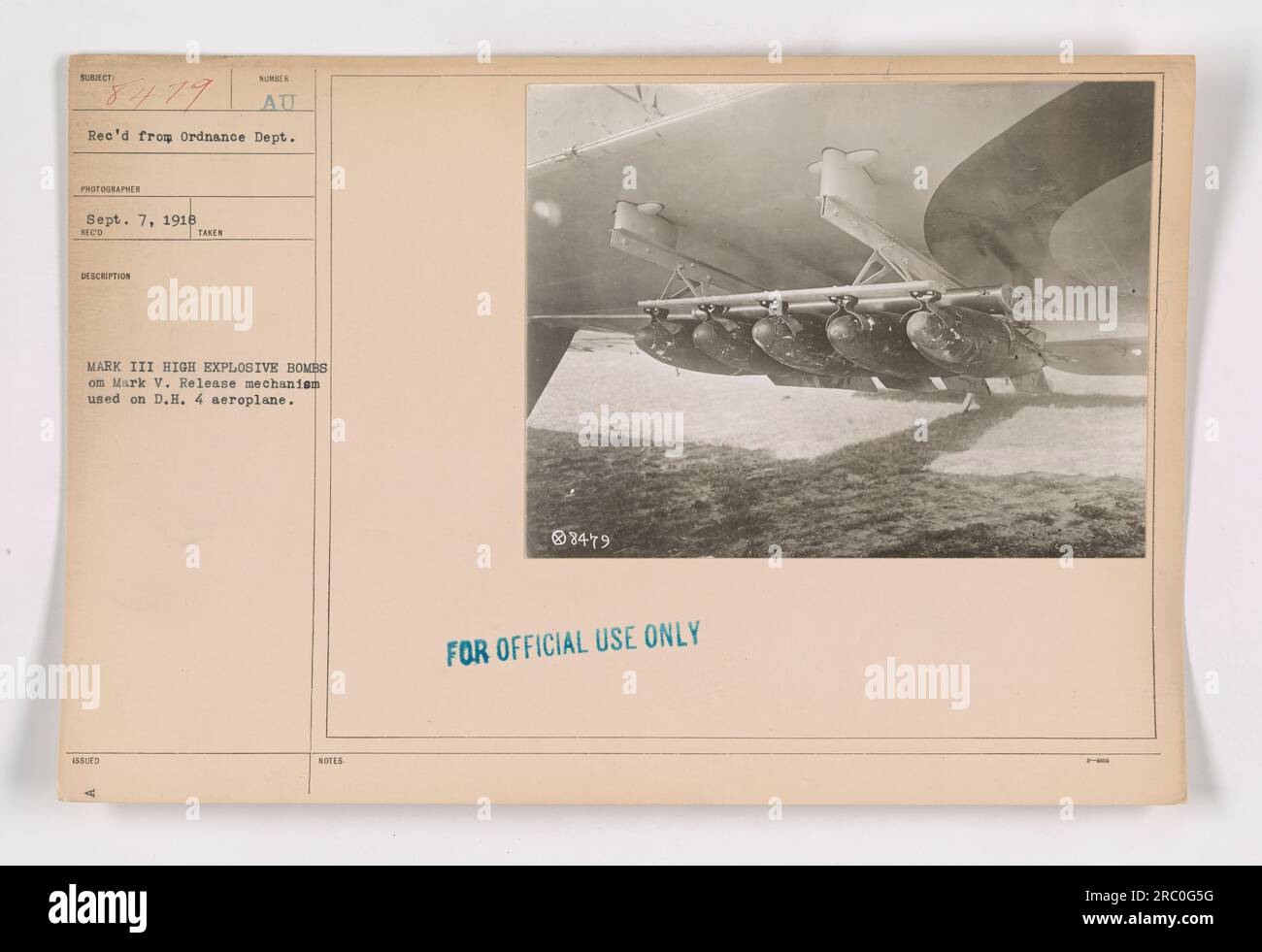 Soldat américain inspectant le mécanisme de libération d'un avion D.H.4, spécialement conçu pour larguer des bombes explosives Mark III pendant la première Guerre mondiale. La photographie a été prise le 7 septembre 1918 et a été reçue du département de l'ordonnance. L'image est étiquetée « 08479 POUR USAGE OFFICIEL SEULEMENT ». Banque D'Images