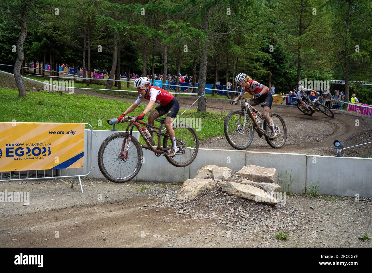 Sina Frei saute avec Jolanda NEF sur le dos et Pauline Ferrand Prevot sur le virage rapide lors des Championnats d'Europe UEC MTB Elite 2023 - Jeux Européens Banque D'Images