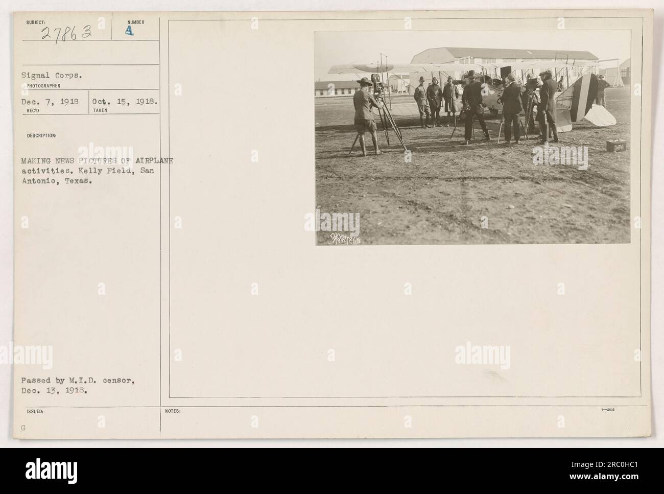 Un groupe de soldats et de photographes est vu à Kelly Field à San Antonio, au Texas, pendant la première Guerre mondiale. La photographie a été prise le 7 décembre 1918, dans le cadre de la couverture médiatique des activités aériennes. Il a été approuvé par le censeur du M.I.D. le 13 décembre 1918. Banque D'Images