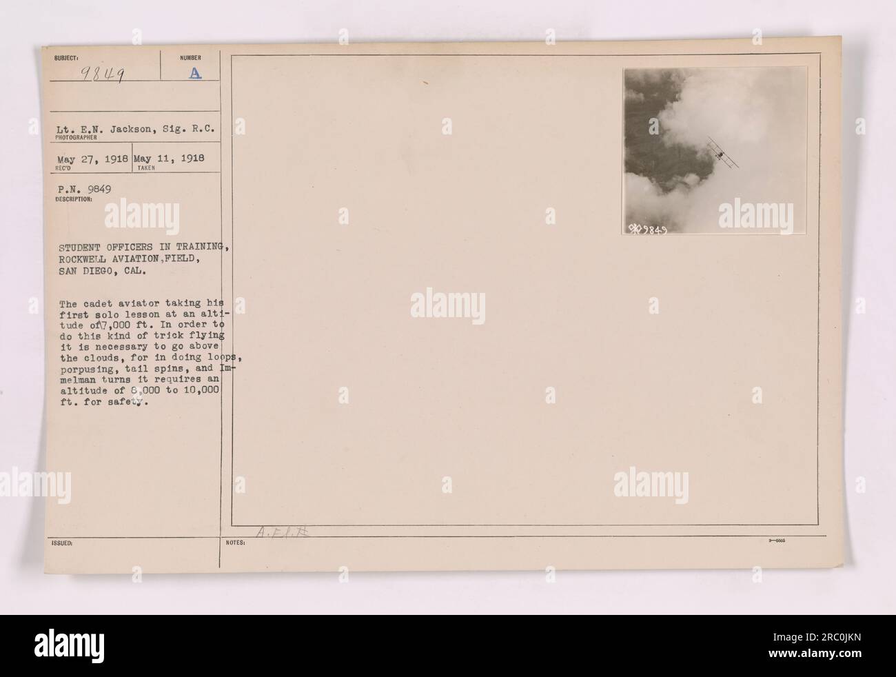 Étudiants officiers en formation à Rockwell Aviation Field, San Diego, Californie. L'aviateur cadet vit sa première leçon solo à une altitude de 7 000 pieds. Cette altitude est nécessaire pour effectuer des manœuvres de vol tricks telles que des boucles, des tours de queue et des virages Immelmann, nécessitant une altitude de 8 000 à 10 000 pieds. pour des raisons de sécurité. Banque D'Images
