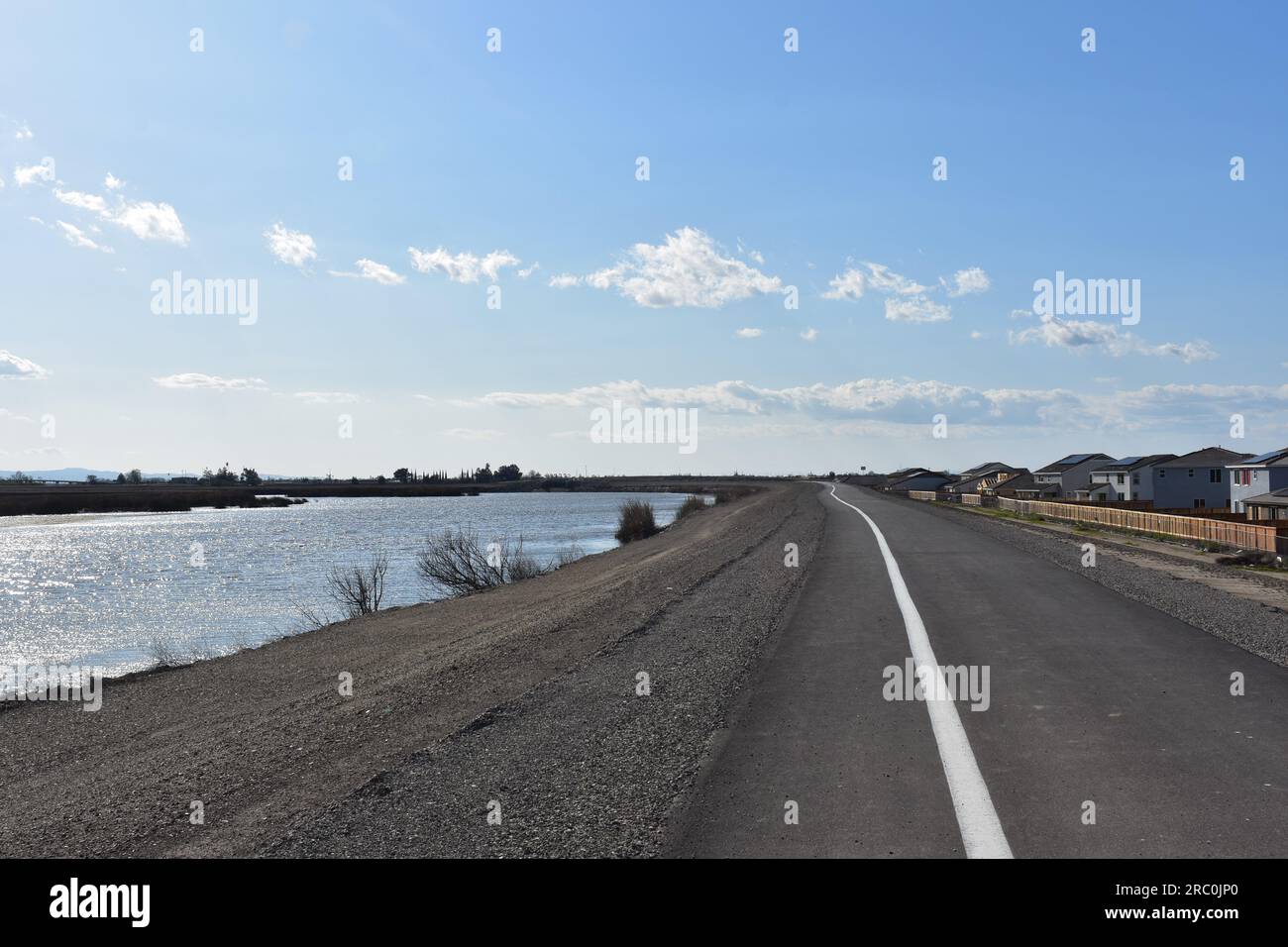 Sentier près d'une rivière dans la vallée de San Joaquin, Californie Banque D'Images