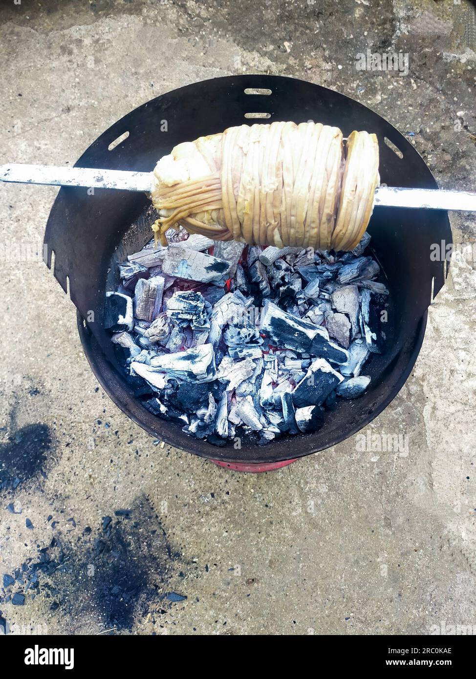 Kokorech (kokoreç en turc) sur le grill. Cuisine traditionnelle turque de rue. Banque D'Images