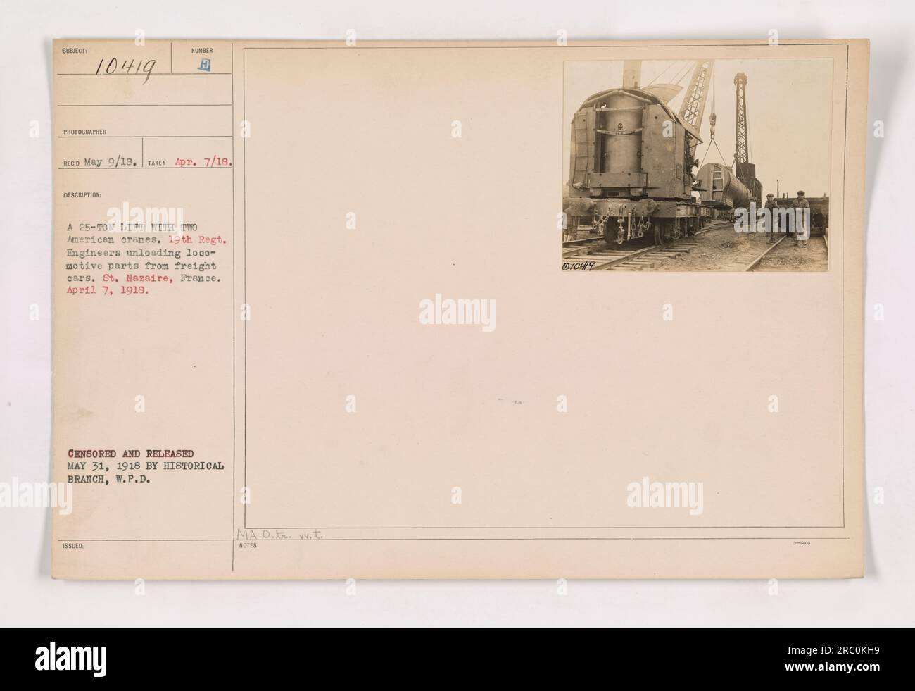 Un pont élévateur de 25 tonnes avec deux grues américaines du 19th Regiment Engineers est montré déchargeant des pièces de locomotive des wagons de marchandises à St. Nazaire, France. La photographie a été prise le 7 avril 1918 et diffusée le 31 mai 1918 par la Direction historique, W.P.D. Banque D'Images