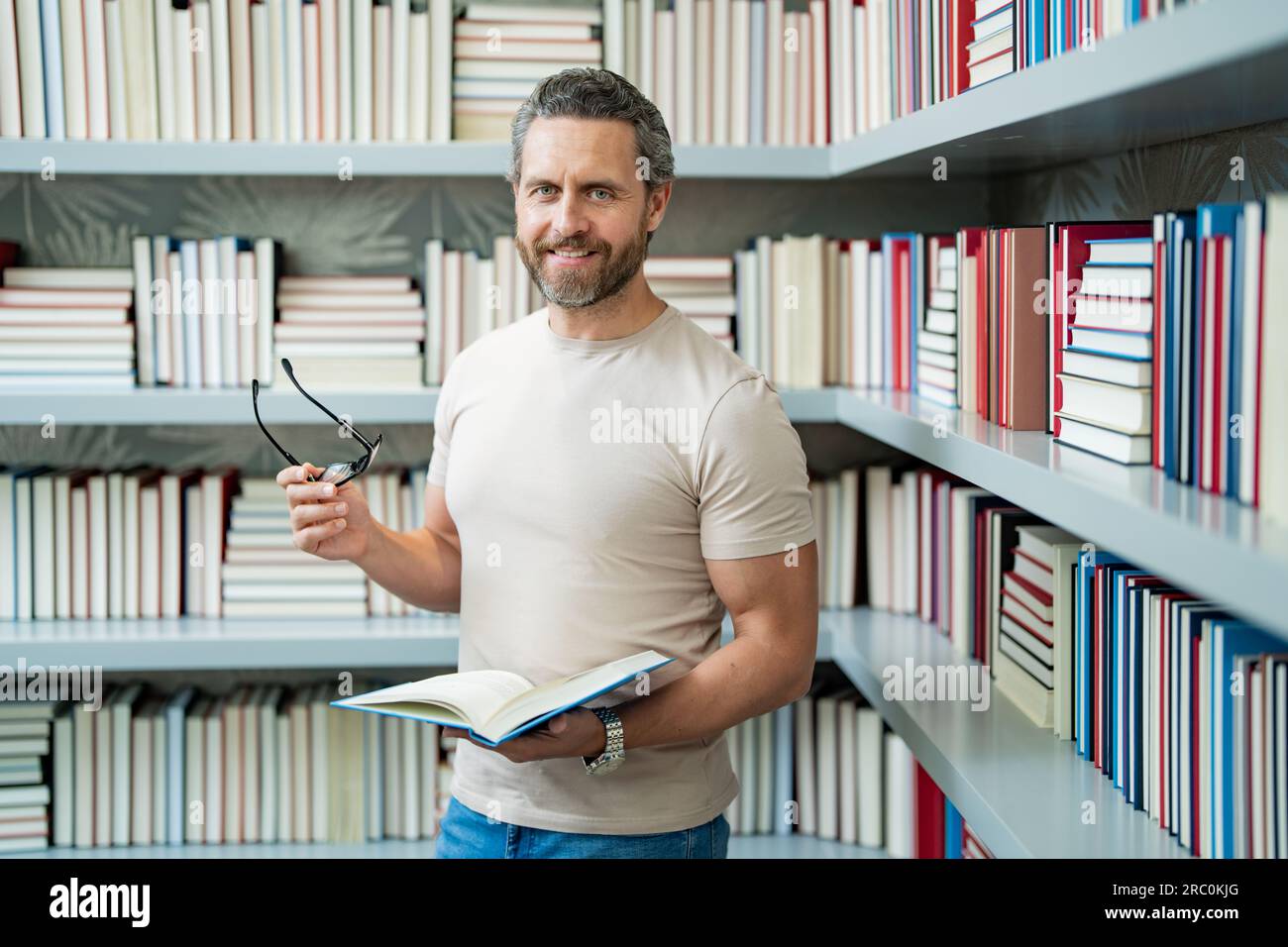 Journée des enseignants. Enseignant en classe scolaire. Connaissance et éducation avec un enseignant d'âge moyen. Enseignant du millénaire avec livre. Enseignants de l'université Banque D'Images
