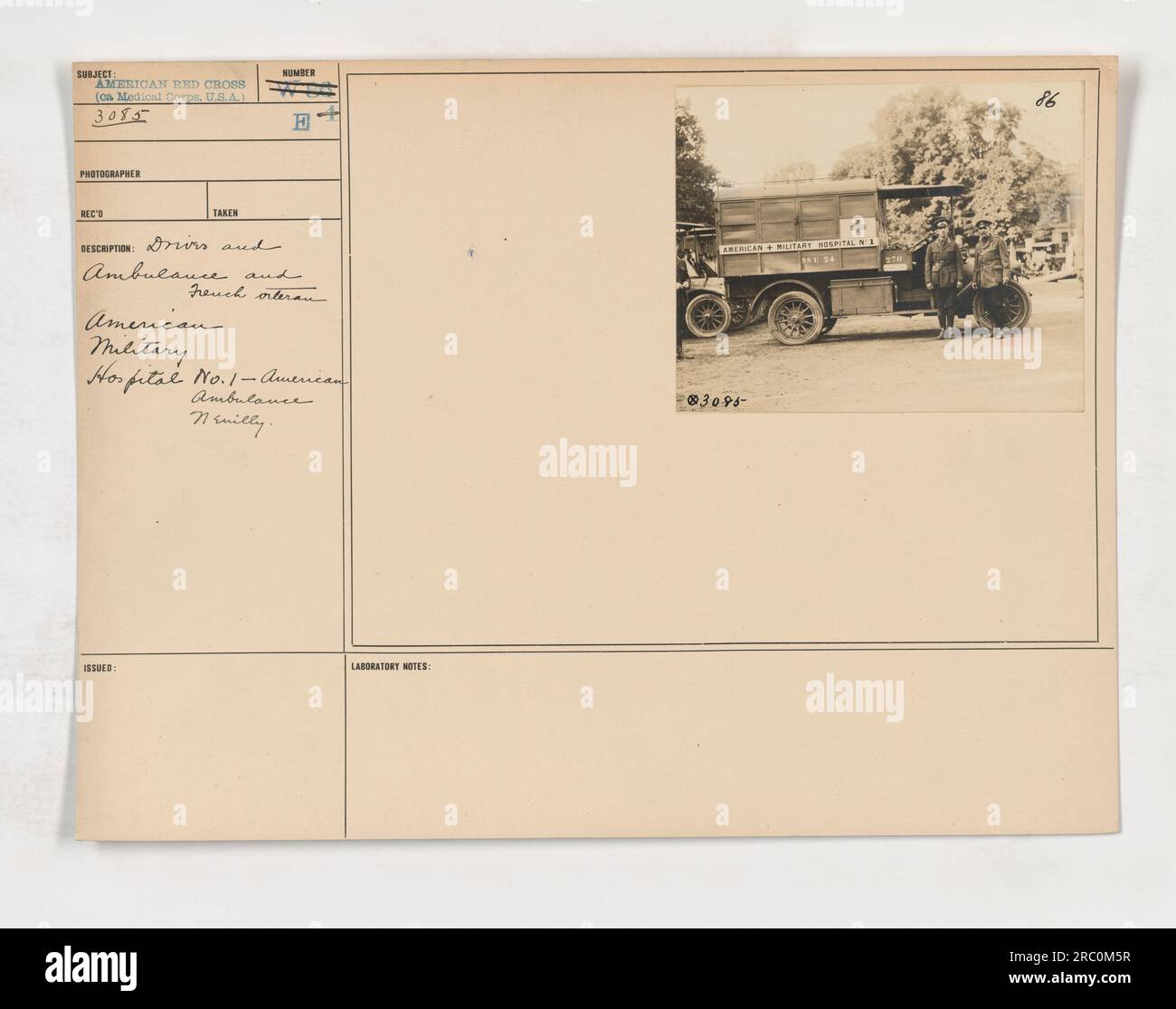 Chauffeur et ambulance transportant un vétéran français à l'hôpital militaire américain n°1 de Neuilly. L'image appartient au corps médical de la Croix-Rouge américaine et est numérotée 3085. La légende mentionne également qu'il y a des notes de laboratoire sur l'hôpital militaire américain aux coordonnées 30.96-86. Banque D'Images