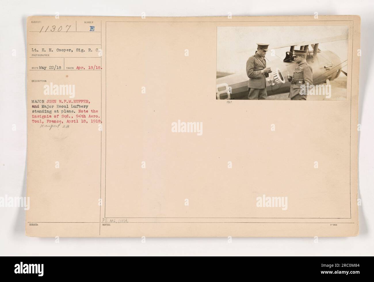 Le major John W. Hupper et le major Raoul Lufbery sont vus debout devant un avion Nieuport 28 à Toul, en France, le 18 avril 1918. La photographie a été prise par le lieutenant E. H. Cooper du SIG. R. C. l'insigne du 94th Aero Squadron est visible sur l'avion. Banque D'Images