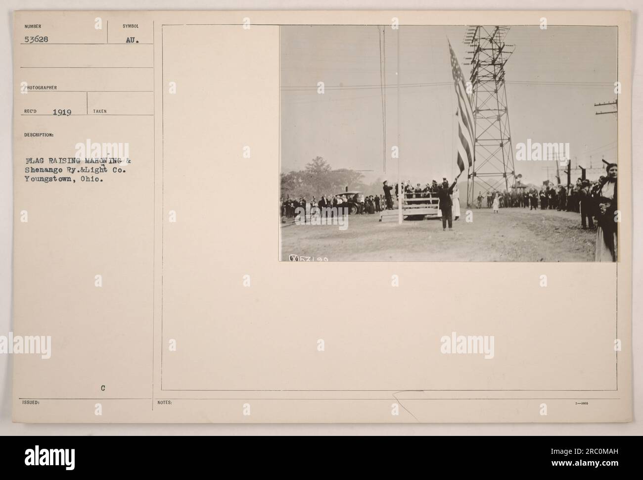 Une photographie de 1919 montre une cérémonie de levée de drapeau à la Mahoning & Shenango Railway & Light Company à Youngstown, Ohio. La photo capture le moment symbolique de lever le drapeau. Les notes mentionnent XORZIO 3 comme détails supplémentaires. Banque D'Images