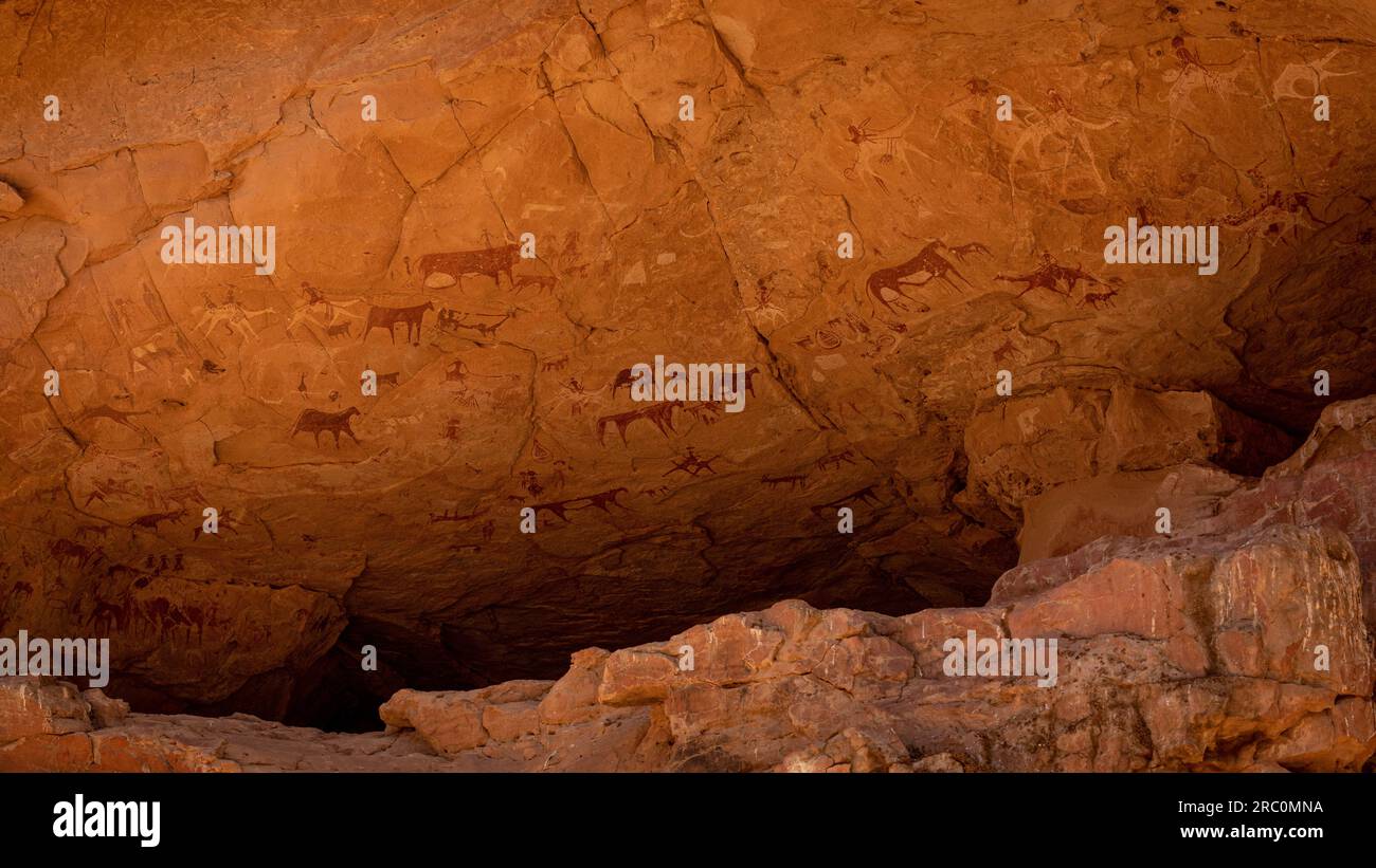 Explorez les merveilles antiques de la grotte de Manda Guéli dans les montagnes Ennedi, au nord-est du Tchad, révélant l'art rupestre du Sahara et des pétroglyphes complexes Banque D'Images