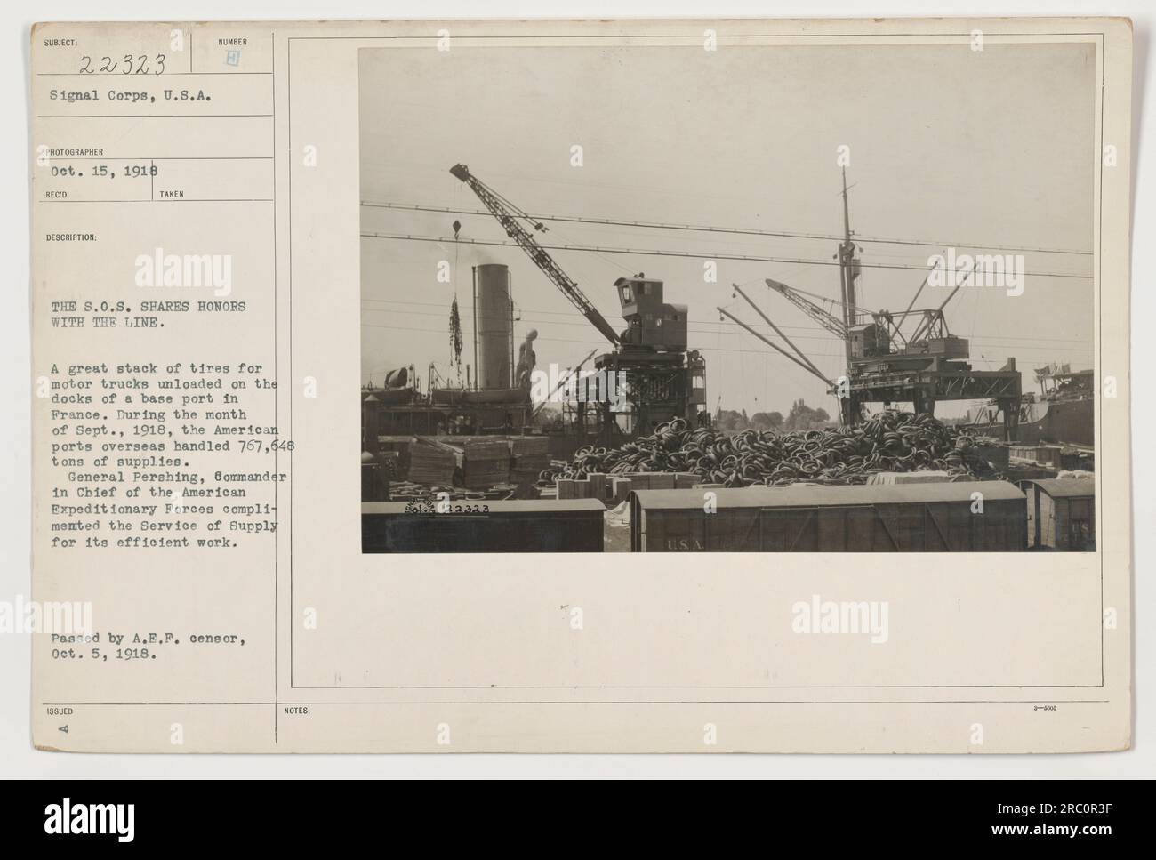 Une pile de pneus de camions automobiles est déchargée dans un port de base en France pendant la première Guerre mondiale. En septembre 1918, les ports américains d'outre-mer ont réussi à traiter 767 648 tonnes de fournitures. Le général Pershing félicite le Service des approvisionnements pour son travail efficace. Capturé par le photographe du signal corps le 15 octobre 1918. Image approuvée par A.F.P. Censor le 5 octobre 1918. Banque D'Images