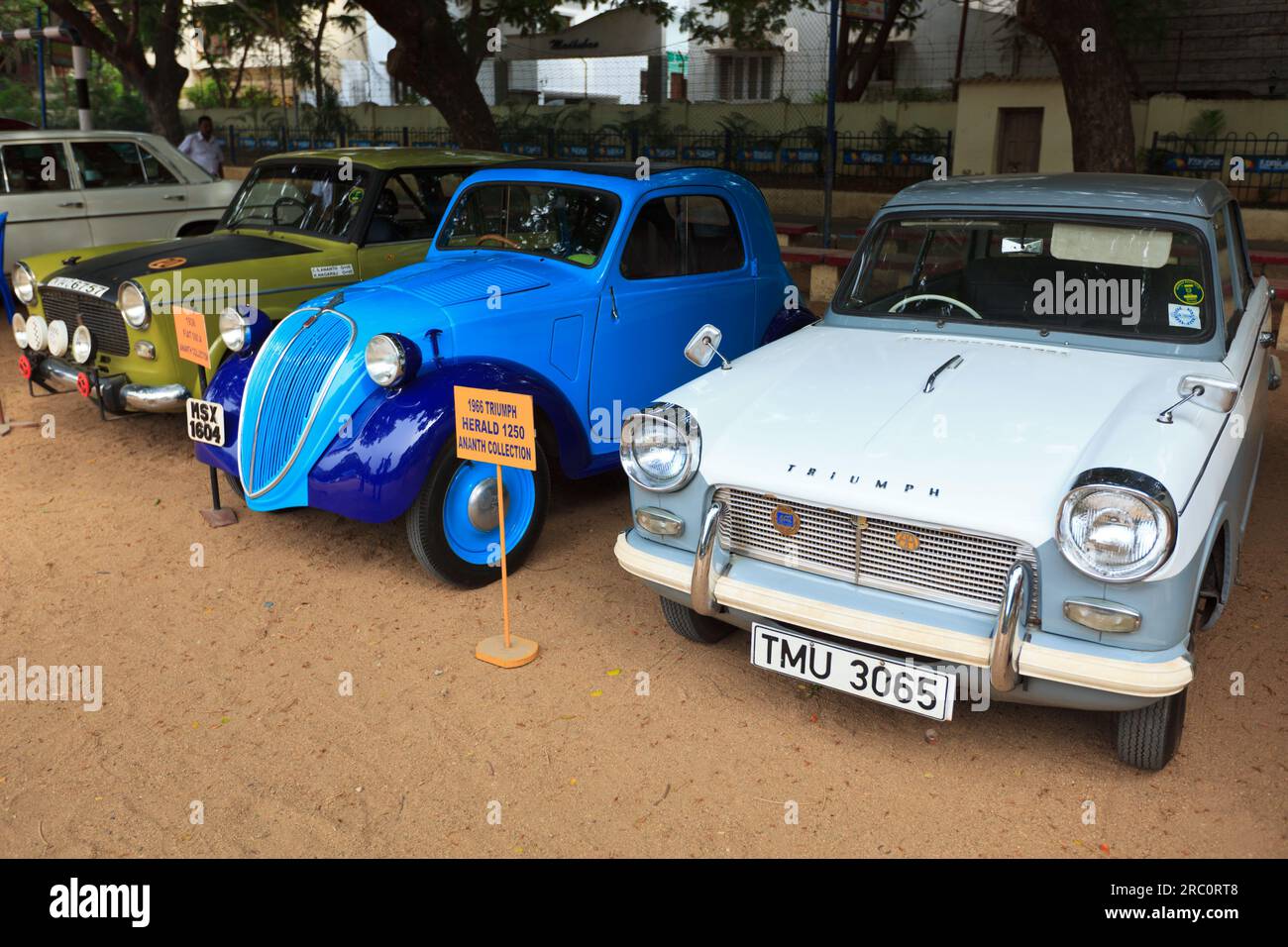 Fiat 500 et Triumph Herald 1966 (voitures rétro anciennes) Banque D'Images