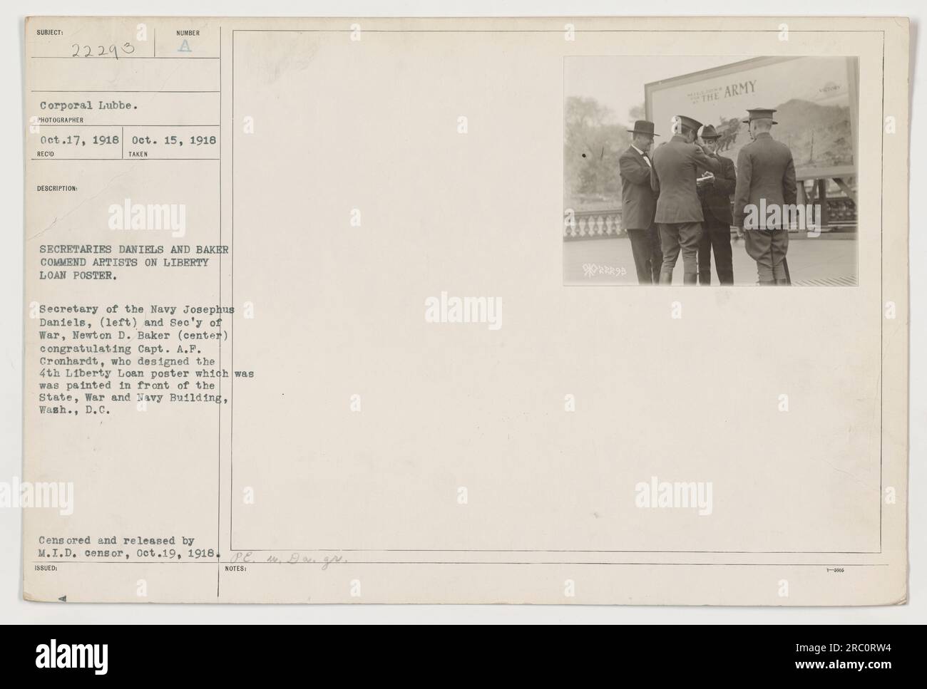 Le caporal Lubbe a pris une photographie le 15 octobre 1918, au State, War and Navy Building à Washington, D.C. L'image représente le secrétaire à la Marine Josephus Daniels et le secrétaire à la Guerre Newton D. Baker félicitant le capitaine A.P. Cronhardt pour sa conception de l'affiche du 4e Liberty Loan. La photographie a été publiée par le censeur du M.I.D le 19 octobre 1918. Banque D'Images