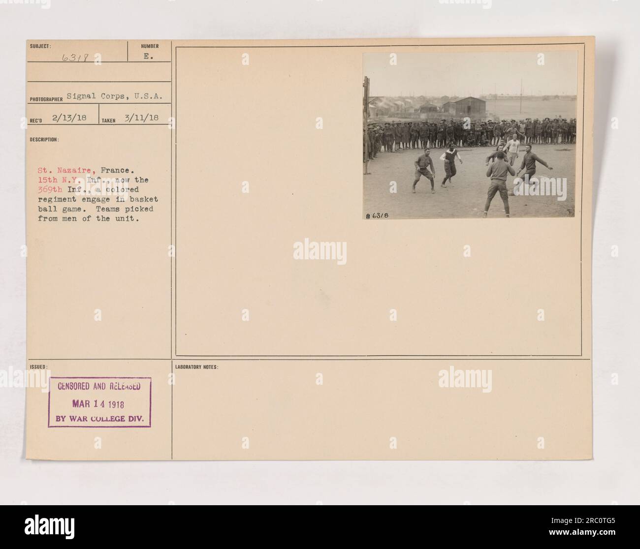 Légende de l'image : 369th Infantry, un régiment de couleur, jouant à un match de basket-ball à St. Nazaire, France pendant la première Guerre mondiale Des équipes ont été formées à partir des membres de l'unité. La photographie a été prise le 11 mars 1918 et autorisée pour diffusion par le laboratoire de la Division du Collège de guerre le 14 mars 1918. Banque D'Images