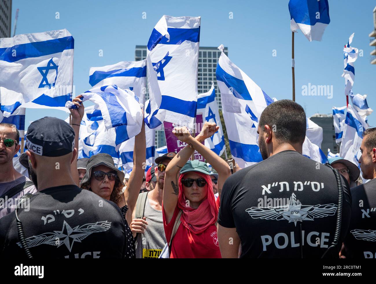 Tel Aviv, Israël. 11 juillet 2023. Les gens affrontent la police lors d'une manifestation contre le plan du gouvernement de réformer le système judiciaire à tel Aviv, en Israël, le 11 juillet 2023. Des dizaines de milliers de manifestants israéliens ont organisé des rassemblements dans tout le pays mardi, dans le cadre de la plus grande manifestation en semaine depuis des mois contre le plan du gouvernement de droite dure de réformer le système judiciaire. Crédit : Chen Junqing/Xinhua/Alamy Live News Banque D'Images