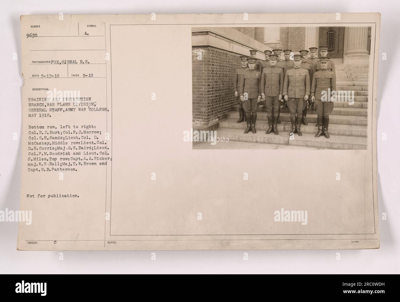 Formation et instruction Branch, Division des plans de guerre, état-major général du Collège de guerre de l'armée en mai 1918. La photographie montre plusieurs individus dont le colonel R. J. Burt, le colonel F. J. Morrow, le colonel 0.H. Sands, lieutenant-colonel D. MeCaskey, lieutenant-colonel D.H. Currie, Maj. G. H. Baird, lieutenant-colonel P.M Goodrich, lieutenant-colonel S. Miles, capitaine A. A. Picker, major W.H. Bell, le major T. W. Brown et le capitaine R. B. Patterson. Cette image n'était pas destinée à la publication. Banque D'Images