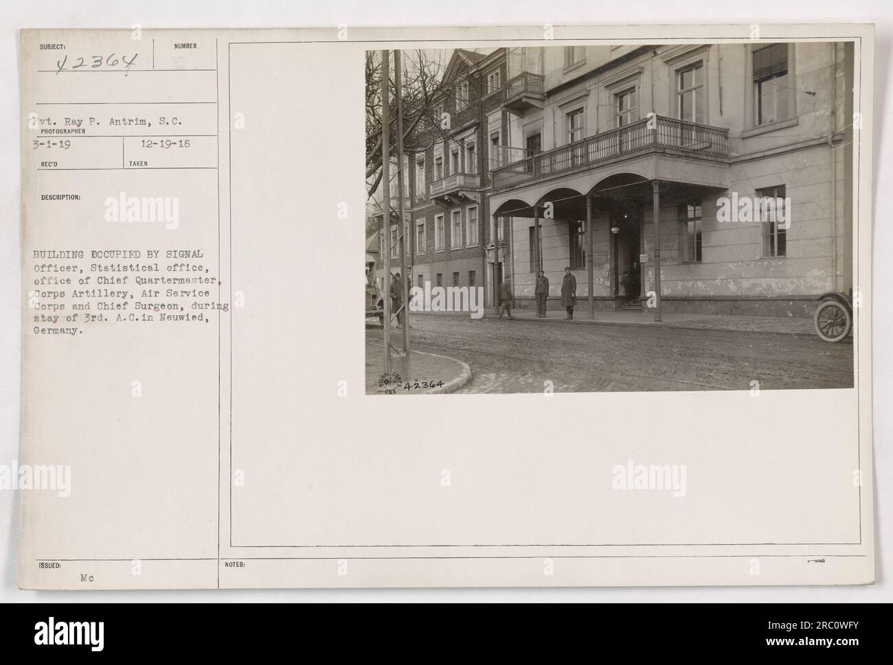 Le soldat Ray P. Antrim de l'unité de Caroline du Sud est photographié sur cette photo prise le 3-1-19. La photo montre un bâtiment à Neuwied, en Allemagne, qui a été occupé par divers militaires, y compris un officier des transmissions, un bureau des statistiques, un bureau du quartier-maître en chef, l'artillerie du corps, le corps des services aériens et le chirurgien en chef, pendant le séjour du 3e corps d'armée. Banque D'Images