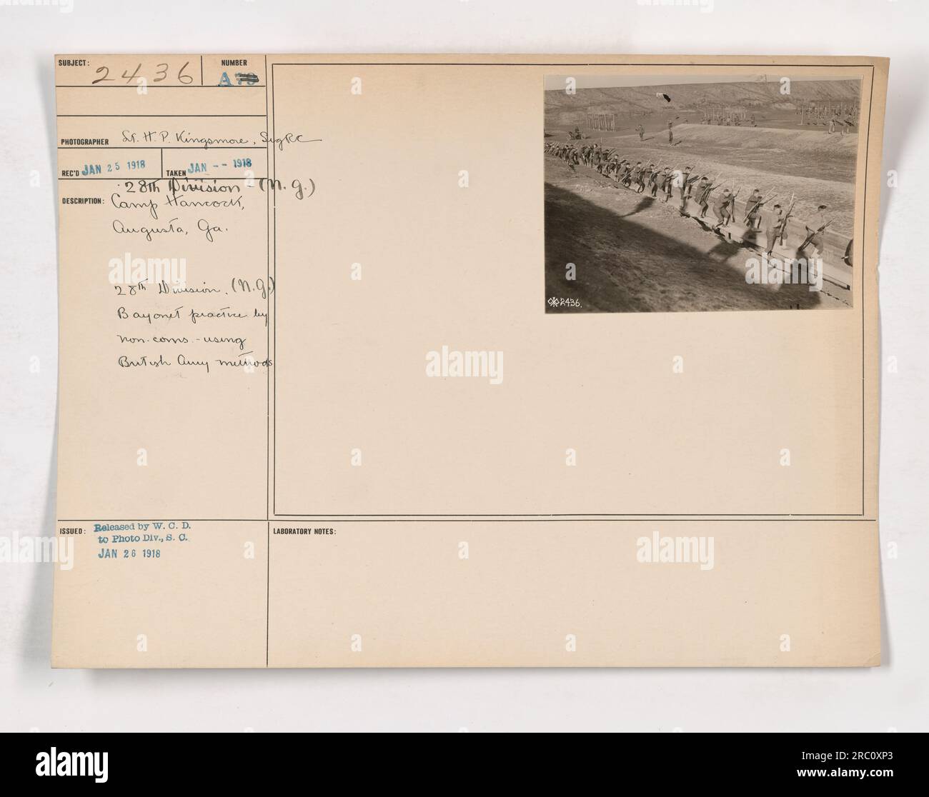 Les soldats de la 28e division au camp Hancock à Augusta, GA participent à des exercices de baïonnette supervisés par des sous-officiers. Cette formation adopte les techniques de l'armée britannique. La photographie a été prise par Sr H.P. KINGSMORE le 25 janvier 1918, et publié à la Division photo le 26 janvier 1918. Banque D'Images