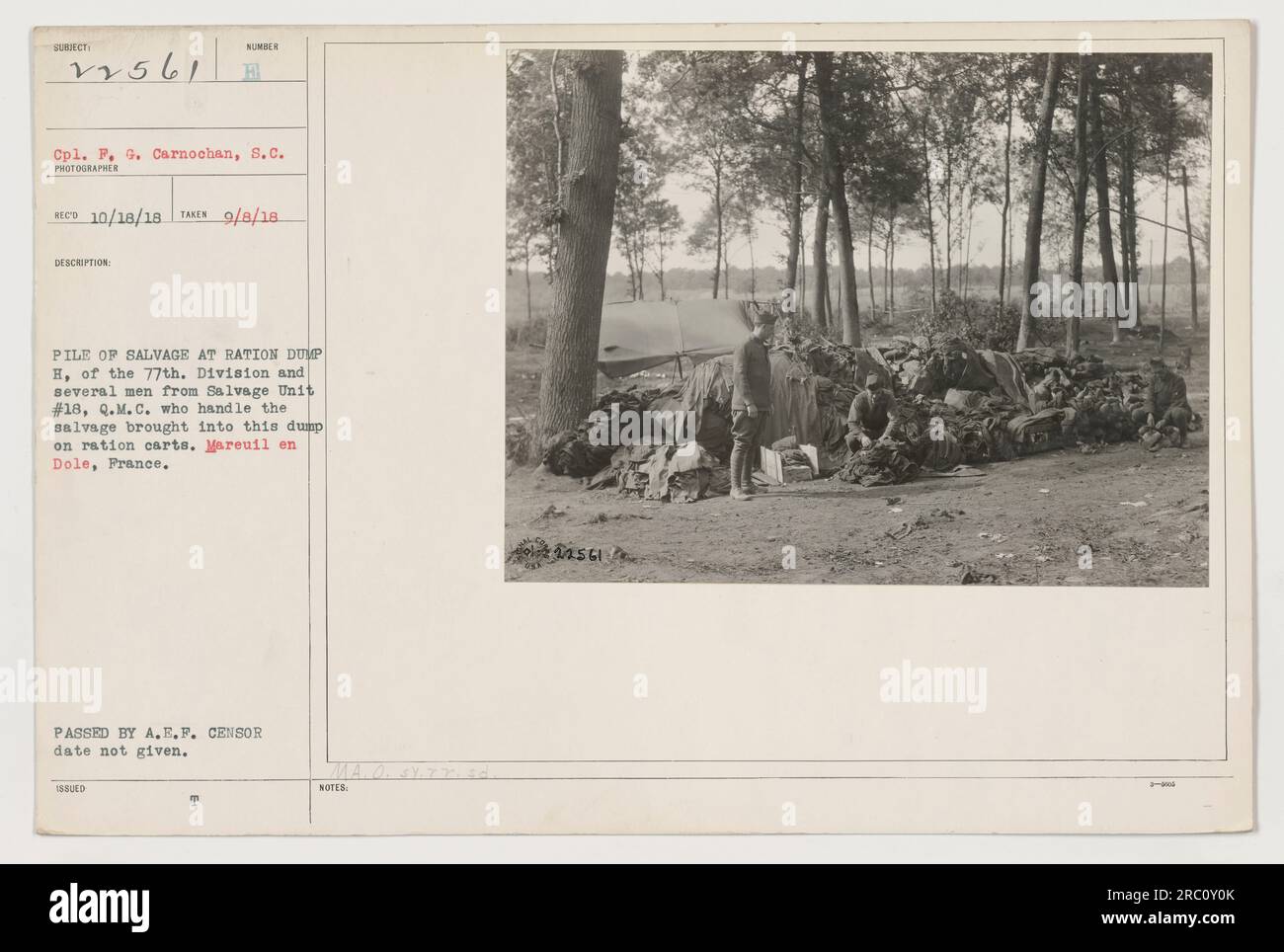 Légende : le caporal P. G. Carnochan, S.C., de la 77e division et plusieurs hommes de l'unité de sauvetage #18, Q.M.C., manipulent une pile de sauvetage amenée dans une décharge sur des chariots de rationnement à Mareuil en Dole, en France, pendant la première Guerre mondiale. Photo prise le 8 septembre 1918.' Banque D'Images