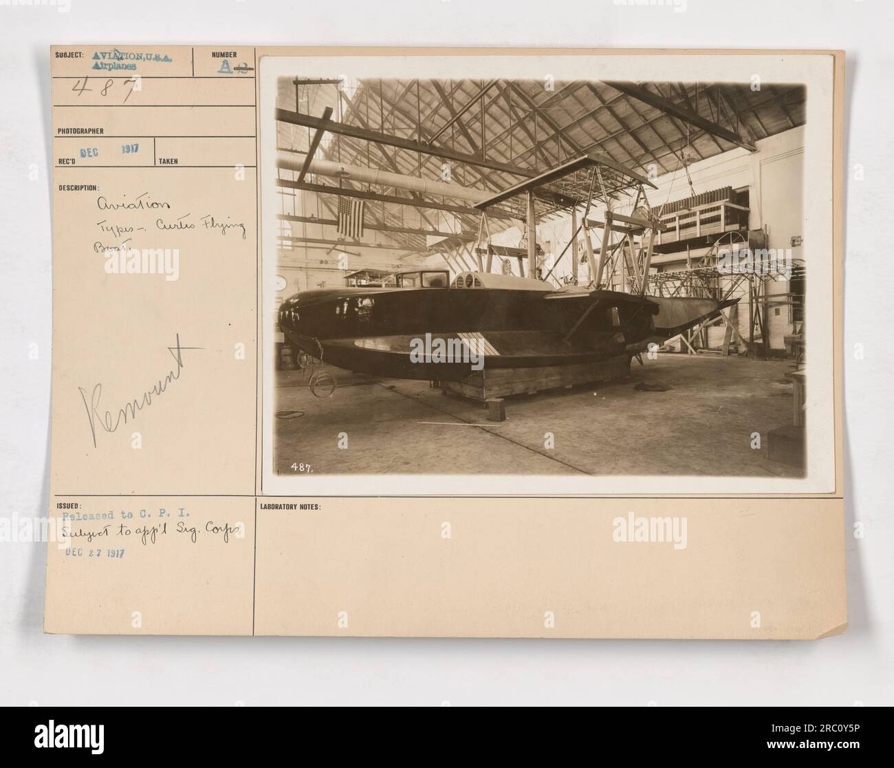 Image de travailleurs construisant un avion Curtis Flying Boat pendant la première Guerre mondiale au Vermont. La photographie porte le numéro 111-SC-487 et a été prise en 1917. L'image montre différents types d'aviation impliqués dans le processus de construction. Les travaux relatifs à la photographie ont été terminés le 22 décembre 1917. Banque D'Images